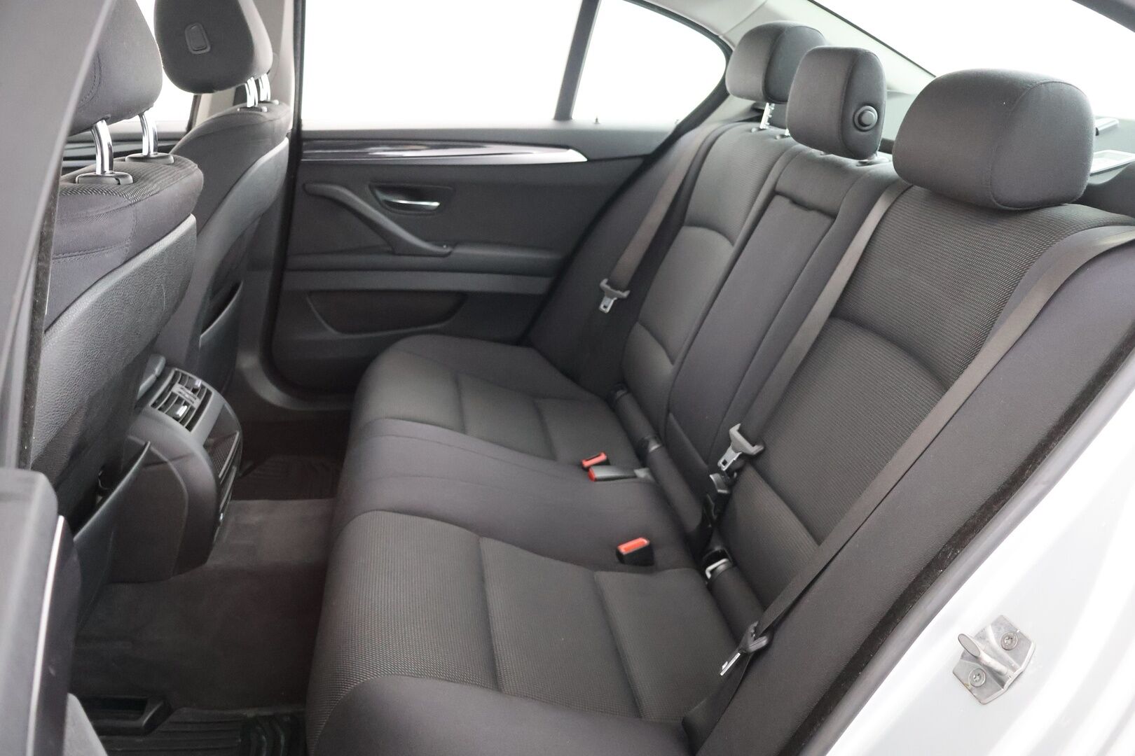 BMW 520 2014 F10 Sedan 520d TwinPower Turbo A xDrive Limited xDrive Edition - | Suomi-auto | Vakkari | Koukku | P. Tutkat | Facelift | Bluetooth audio | 2x renkaat&vanteet | Osasähköpenkit | Siisti! |