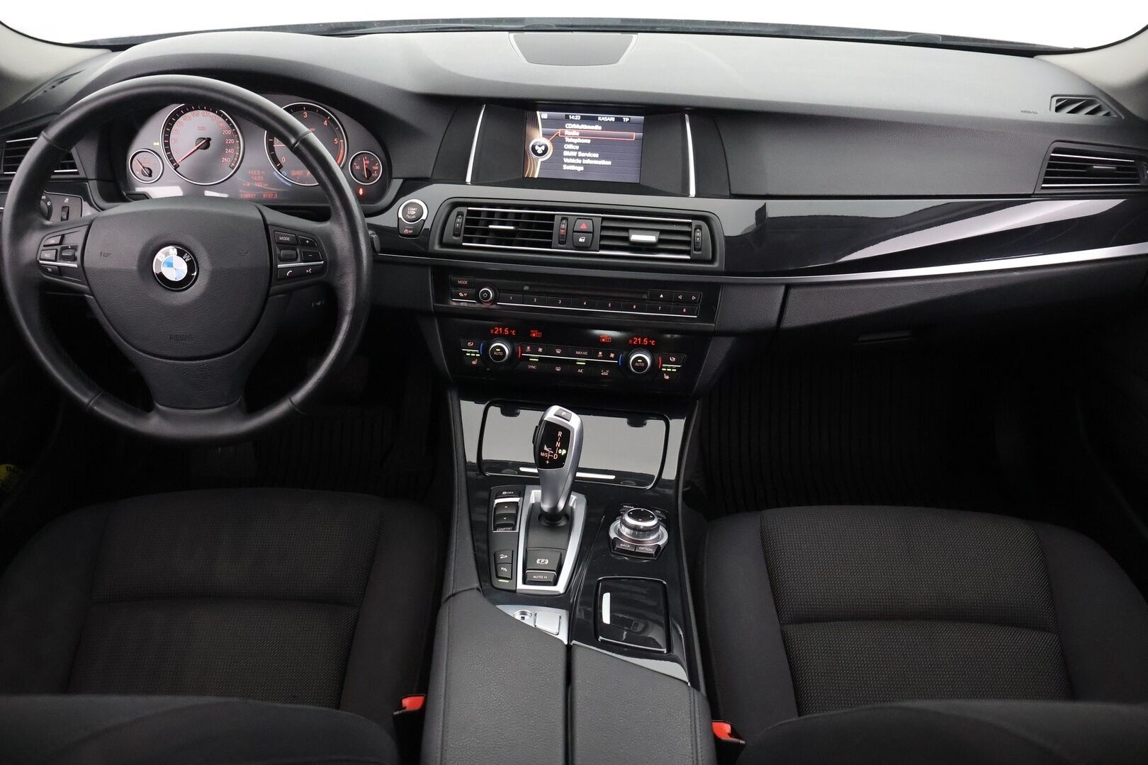 BMW 520 2014 F10 Sedan 520d TwinPower Turbo A xDrive Limited xDrive Edition - | Suomi-auto | Vakkari | Koukku | P. Tutkat | Facelift | Bluetooth audio | 2x renkaat&vanteet | Osasähköpenkit | Siisti! |