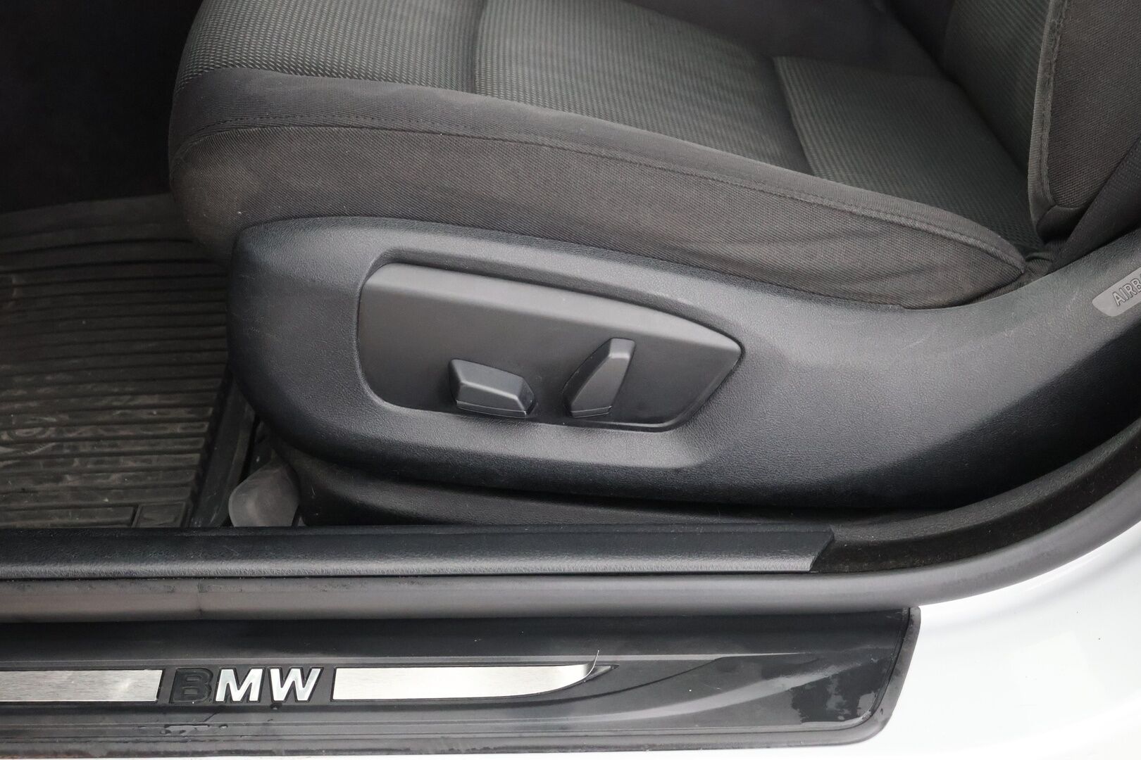 BMW 520 2014 F10 Sedan 520d TwinPower Turbo A xDrive Limited xDrive Edition - | Suomi-auto | Vakkari | Koukku | P. Tutkat | Facelift | Bluetooth audio | 2x renkaat&vanteet | Osasähköpenkit | Siisti! |