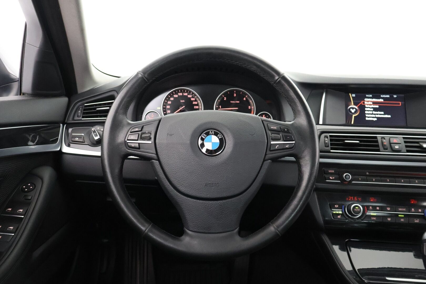 BMW 520 2014 F10 Sedan 520d TwinPower Turbo A xDrive Limited xDrive Edition - | Suomi-auto | Vakkari | Koukku | P. Tutkat | Facelift | Bluetooth audio | 2x renkaat&vanteet | Osasähköpenkit | Siisti! |