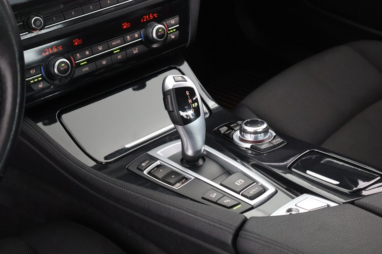 BMW 520 2014 F10 Sedan 520d TwinPower Turbo A xDrive Limited xDrive Edition - | Suomi-auto | Vakkari | Koukku | P. Tutkat | Facelift | Bluetooth audio | 2x renkaat&vanteet | Osasähköpenkit | Siisti! |