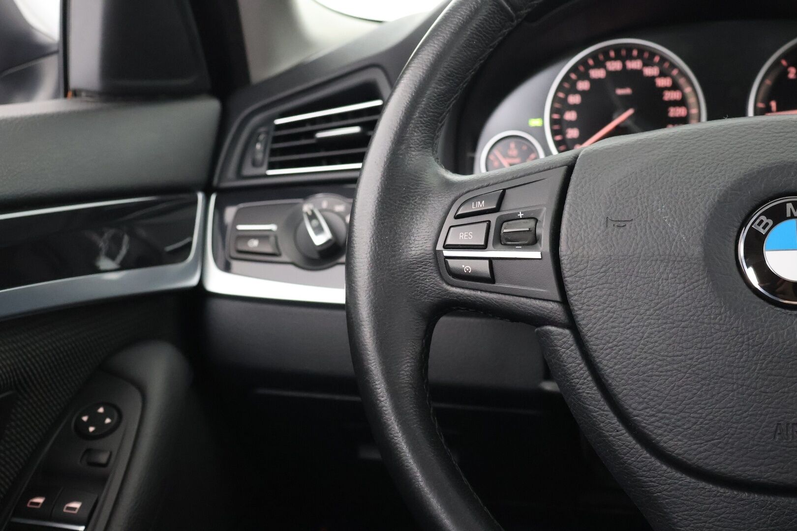 BMW 520 2014 F10 Sedan 520d TwinPower Turbo A xDrive Limited xDrive Edition - | Suomi-auto | Vakkari | Koukku | P. Tutkat | Facelift | Bluetooth audio | 2x renkaat&vanteet | Osasähköpenkit | Siisti! |