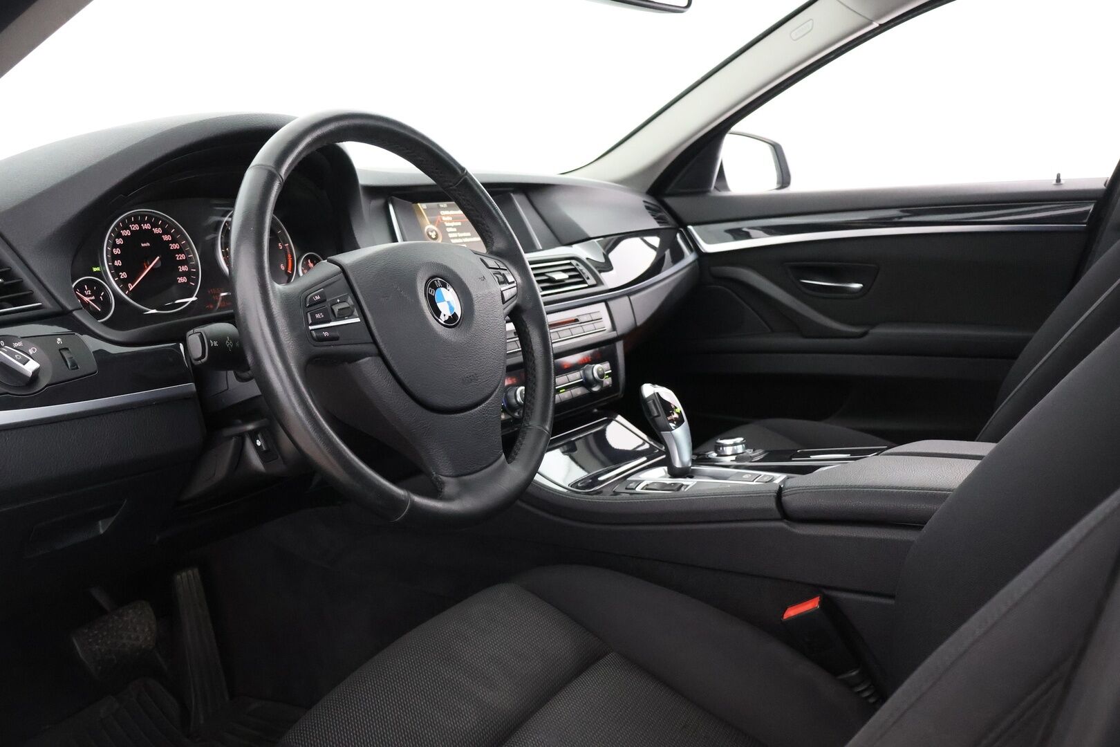 BMW 520 2014 F10 Sedan 520d TwinPower Turbo A xDrive Limited xDrive Edition - | Suomi-auto | Vakkari | Koukku | P. Tutkat | Facelift | Bluetooth audio | 2x renkaat&vanteet | Osasähköpenkit | Siisti! |