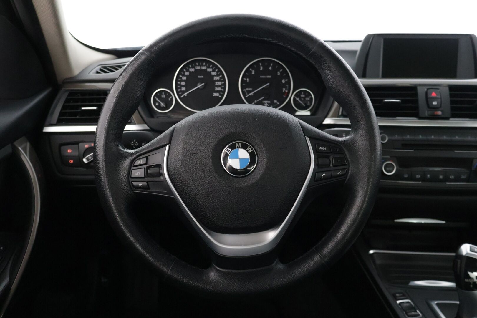 BMW 320 2013 F30 Sedan 320i TwinPower Turbo A xDrive Limited xDrive Edition Lines * Vakkari / P-tutka / Webasto * - * Erittäin komeassa kunnossa oleva Suomi-Auto! *