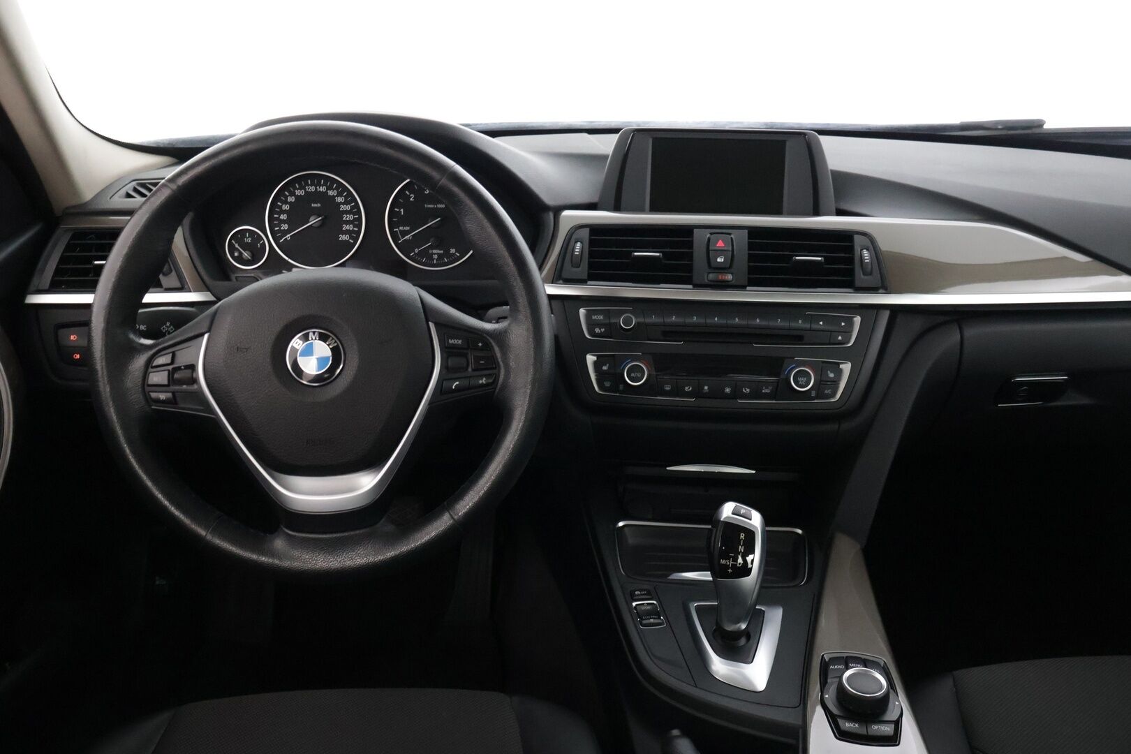 BMW 320 2013 F30 Sedan 320i TwinPower Turbo A xDrive Limited xDrive Edition Lines * Vakkari / P-tutka / Webasto * - * Erittäin komeassa kunnossa oleva Suomi-Auto! *