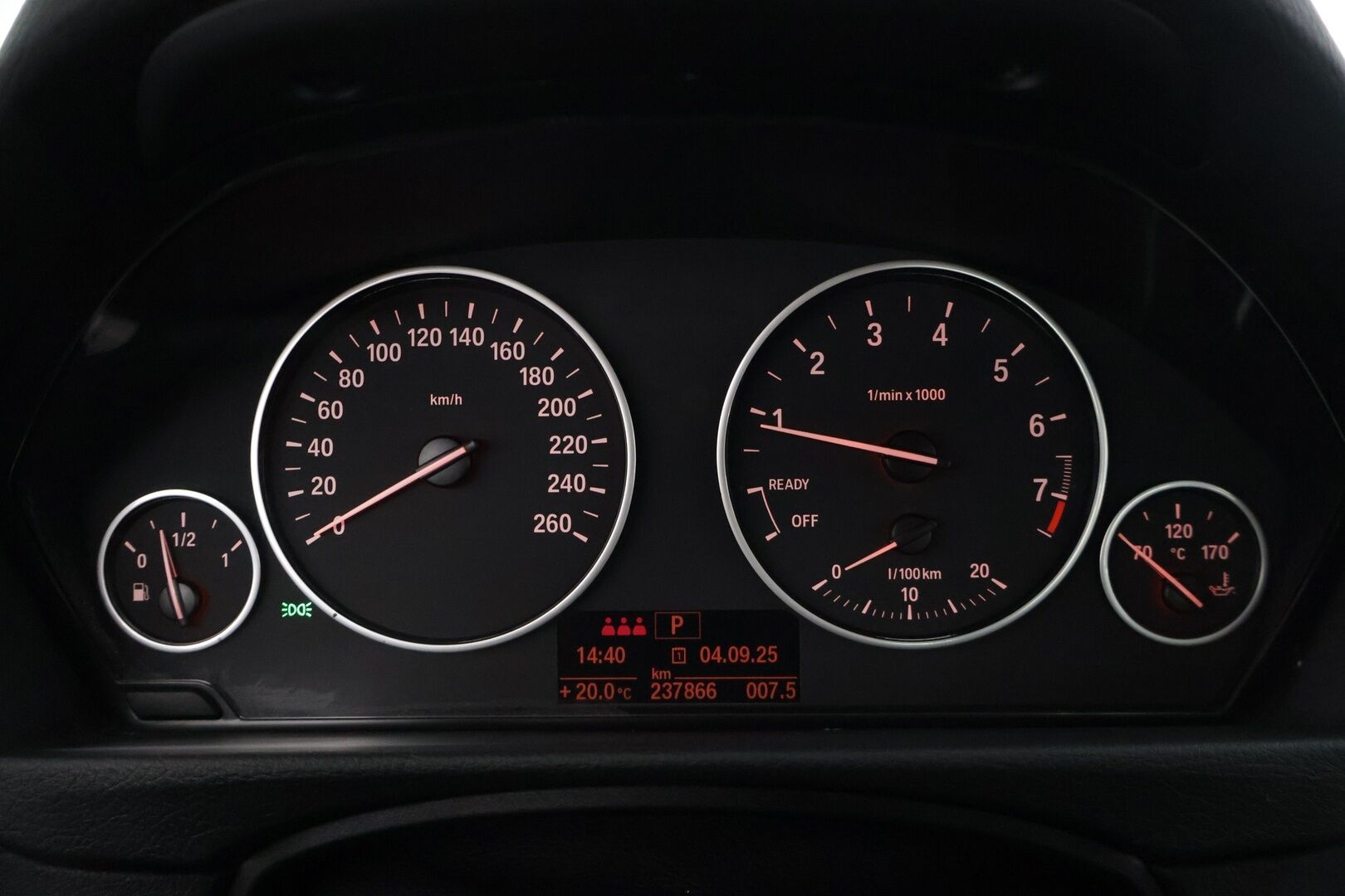 BMW 320 2013 F30 Sedan 320i TwinPower Turbo A xDrive Limited xDrive Edition Lines * Vakkari / P-tutka / Webasto * - * Erittäin komeassa kunnossa oleva Suomi-Auto! *