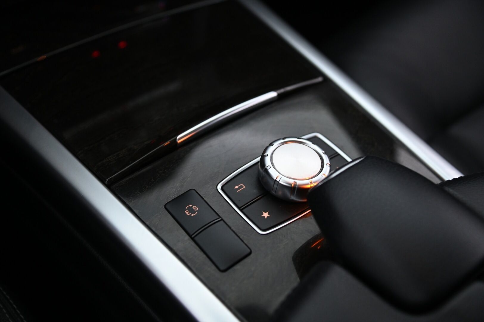 Mercedes-Benz E 2014 220 CDI BE T A Premium Business *Webasto / Ortopedi / ILS / Sähöpenkit muistilla / Navi* - *Juuri huollettu! / Koukku / Suomi-auto / Kahdet renkaat ja vanteet*