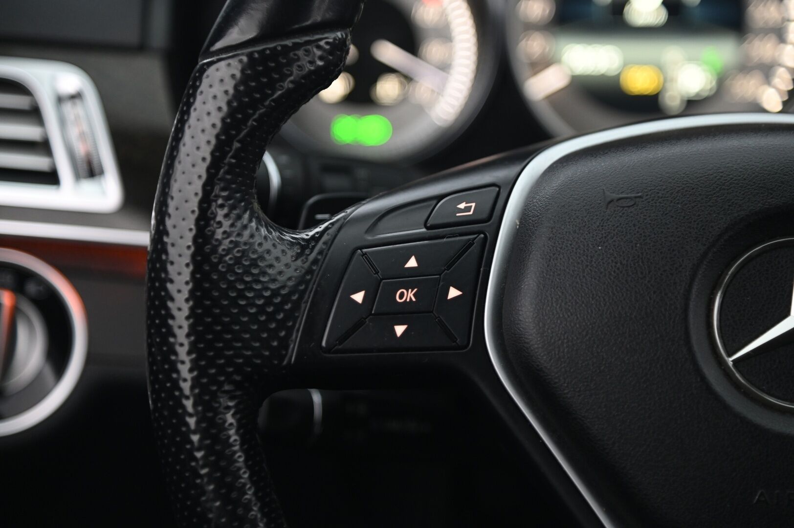 Mercedes-Benz E 2014 220 CDI BE T A Premium Business *Webasto / Ortopedi / ILS / Sähöpenkit muistilla / Navi* - *Juuri huollettu! / Koukku / Suomi-auto / Kahdet renkaat ja vanteet*
