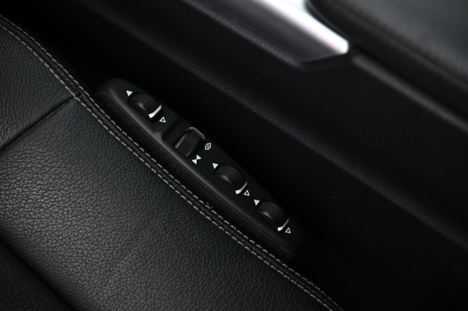 Mercedes-Benz E 2014 220 CDI BE T A Premium Business *Webasto / Ortopedi / ILS / Sähöpenkit muistilla / Navi* - *Juuri huollettu! / Koukku / Suomi-auto / Kahdet renkaat ja vanteet*