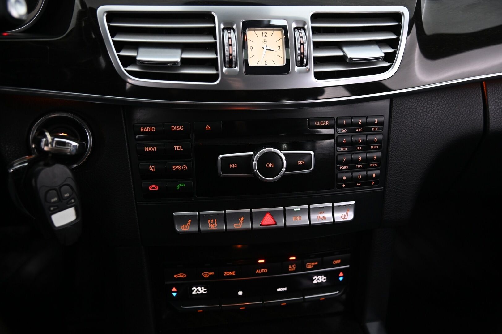 Mercedes-Benz E 2014 220 CDI BE T A Premium Business *Webasto / Ortopedi / ILS / Sähöpenkit muistilla / Navi* - *Juuri huollettu! / Koukku / Suomi-auto / Kahdet renkaat ja vanteet*