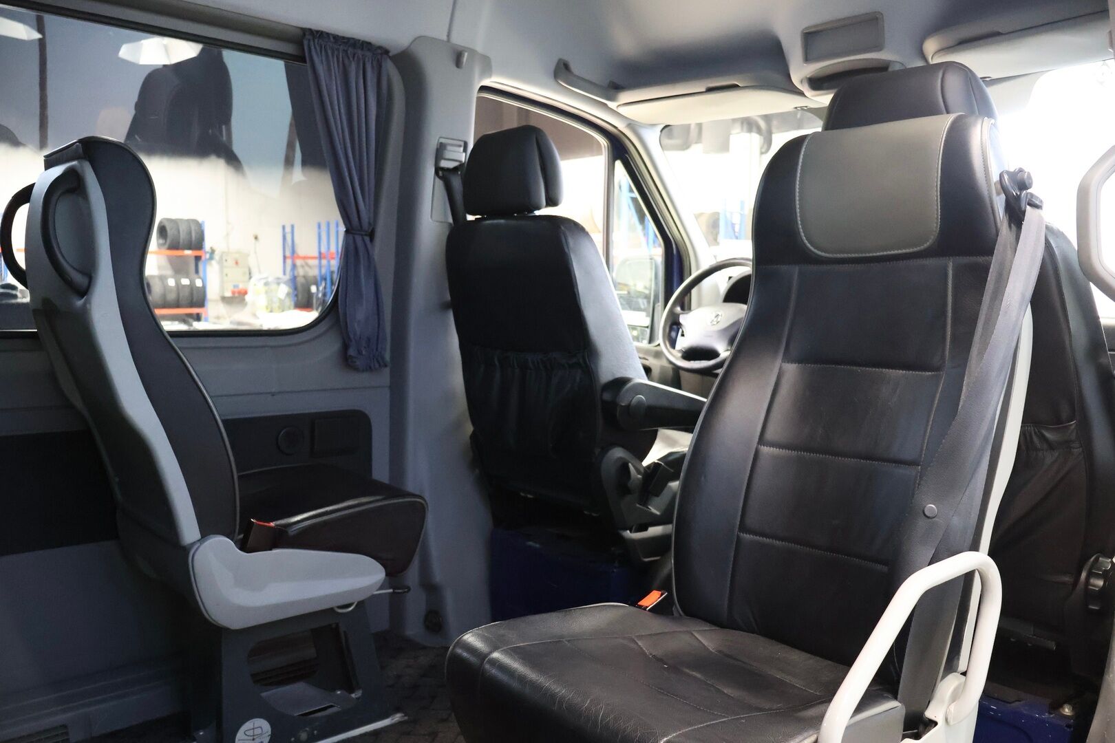 Volkswagen Crafter 2015 35 Kombi 2,0 TDI 120 kW, 3665, 2-0-0-0 - 9-p | CarSportin nahkasisusta! | Webasto | P. Kamera | Hihna vaihdettu 196tkm!  | B-kortilla ajettava! 