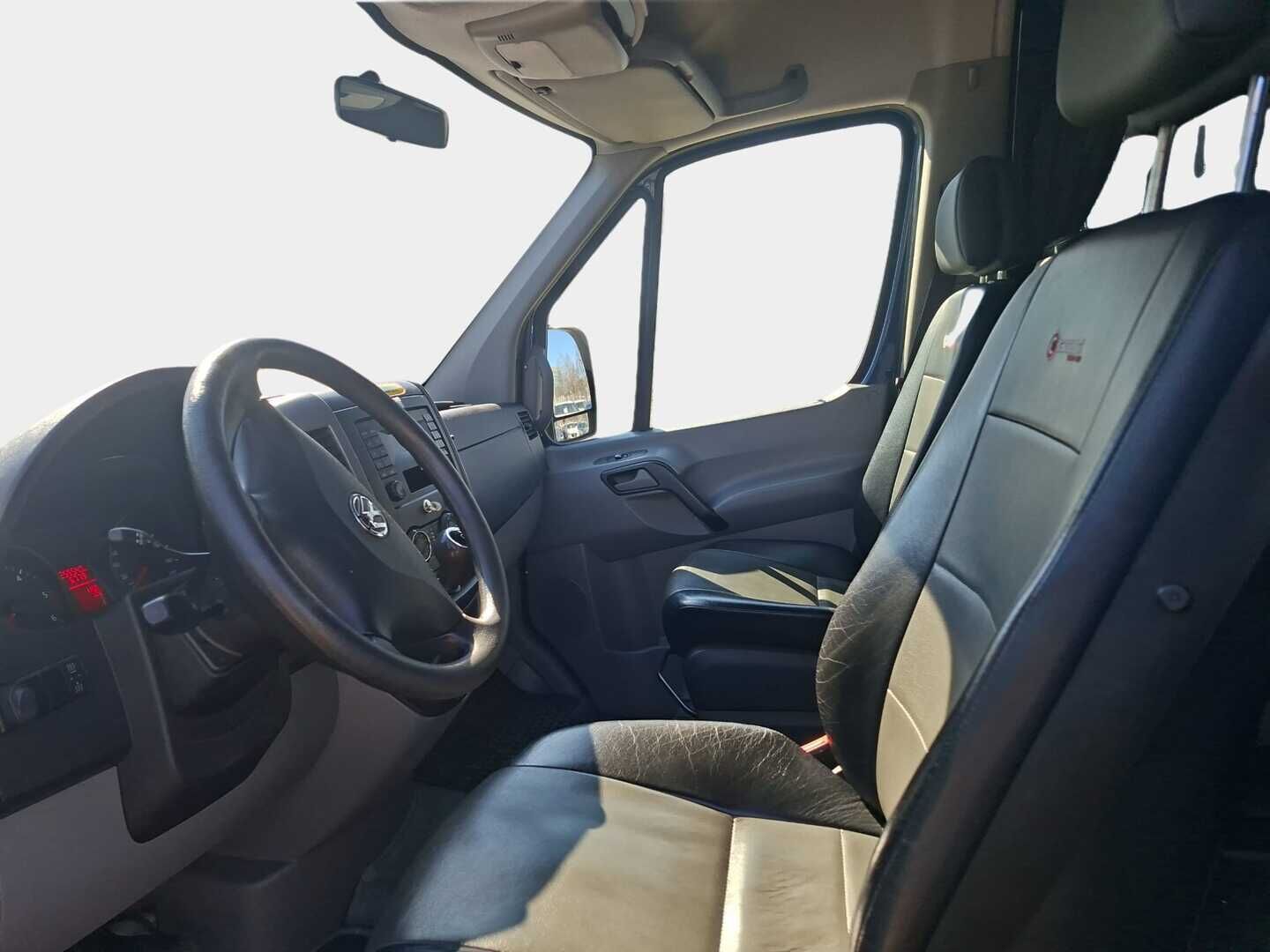 Volkswagen Crafter 2015 35 Kombi 2,0 TDI 120 kW, 3665, 2-0-0-0 / 9-p / Carsportin sisusta! / Webasto / Hihna vaihdettu 196tkm / 2x Renkaat - Ainutlaatuinen yksilö hyvällä historialla matkalla myymälään! - HULLUT AVAJAISHULINAT KORKOTARJOUS 3,29 %