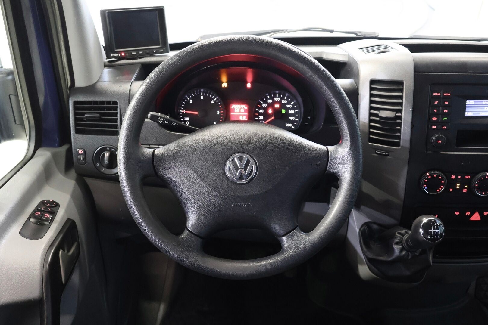 Volkswagen Crafter 2015 35 Kombi 2,0 TDI 120 kW, 3665, 2-0-0-0 - 9-p | CarSportin nahkasisusta! | Webasto | P. Kamera | Hihna vaihdettu 196tkm!  | B-kortilla ajettava! 