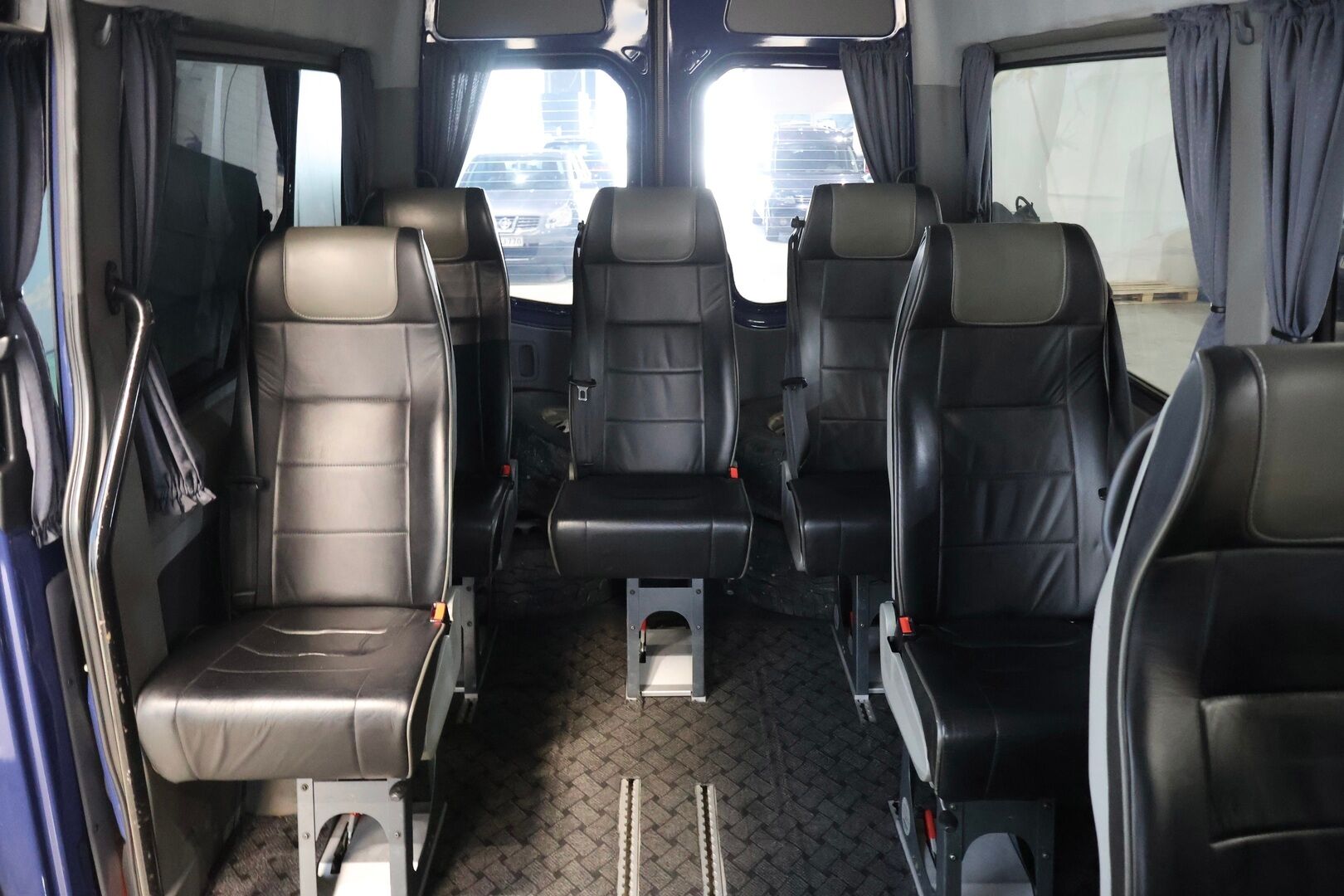 Volkswagen Crafter 2015 35 Kombi 2,0 TDI 120 kW, 3665, 2-0-0-0 - 9-p | CarSportin nahkasisusta! | Webasto | P. Kamera | Hihna vaihdettu 196tkm!  | B-kortilla ajettava! 