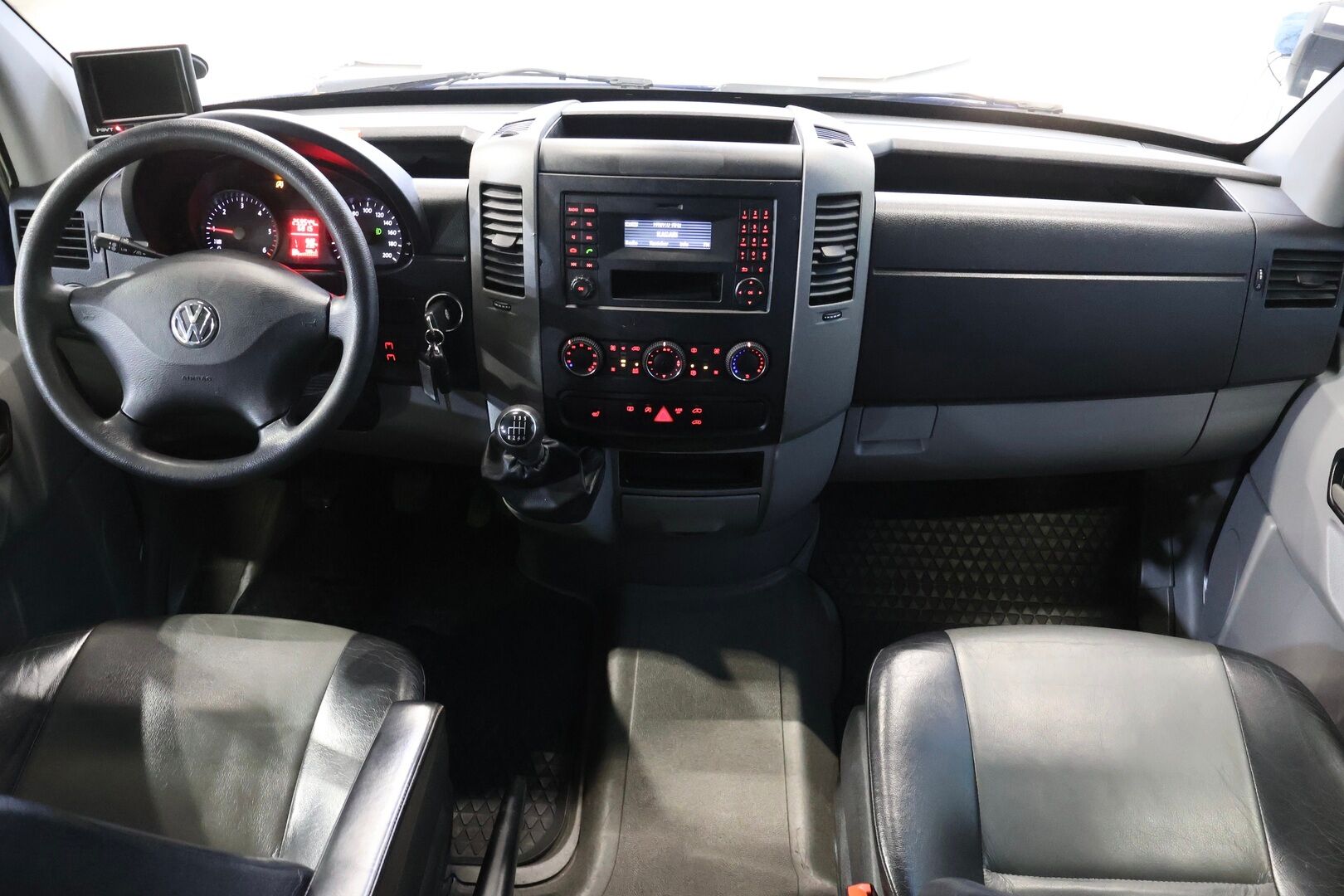 Volkswagen Crafter 2015 35 Kombi 2,0 TDI 120 kW, 3665, 2-0-0-0 - 9-p | CarSportin nahkasisusta! | Webasto | P. Kamera | Hihna vaihdettu 196tkm!  | B-kortilla ajettava! 