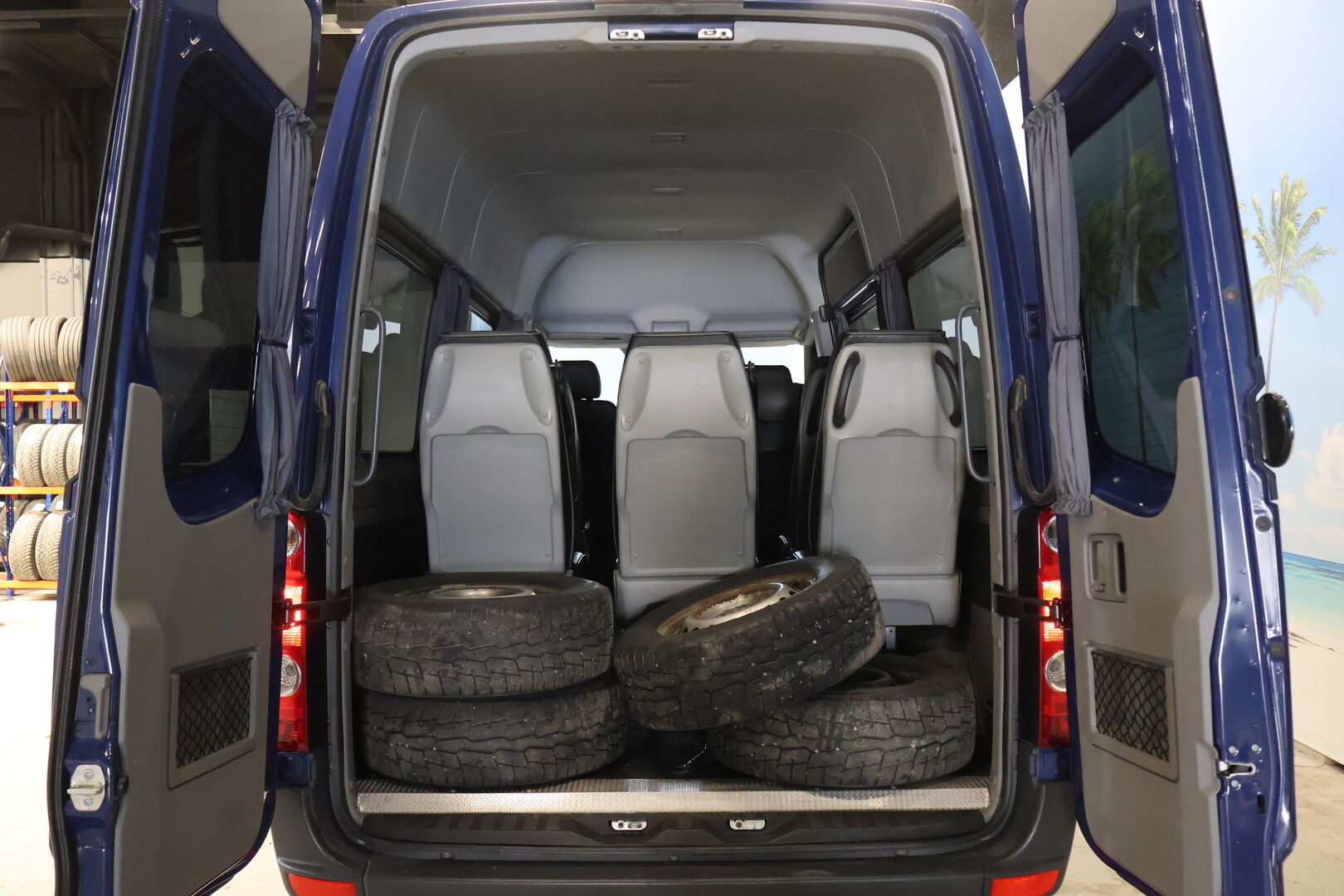 Volkswagen Crafter 2015 35 Kombi 2,0 TDI 120 kW, 3665, 2-0-0-0 - 9-p | CarSportin nahkasisusta! | Webasto | P. Kamera | Hihna vaihdettu 196tkm!  | B-kortilla ajettava! 