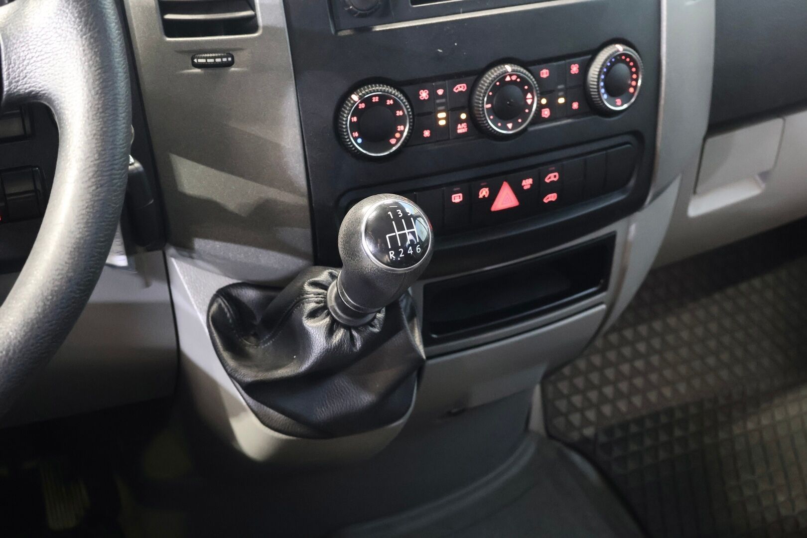 Volkswagen Crafter 2015 35 Kombi 2,0 TDI 120 kW, 3665, 2-0-0-0 - 9-p | CarSportin nahkasisusta! | Webasto | P. Kamera | Hihna vaihdettu 196tkm!  | B-kortilla ajettava! 