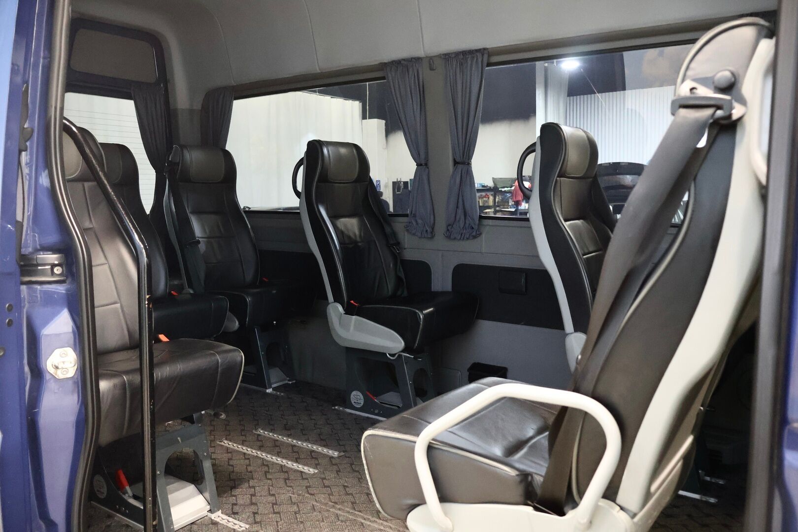 Volkswagen Crafter 2015 35 Kombi 2,0 TDI 120 kW, 3665, 2-0-0-0 - 9-p | CarSportin nahkasisusta! | Webasto | P. Kamera | Hihna vaihdettu 196tkm!  | B-kortilla ajettava! 