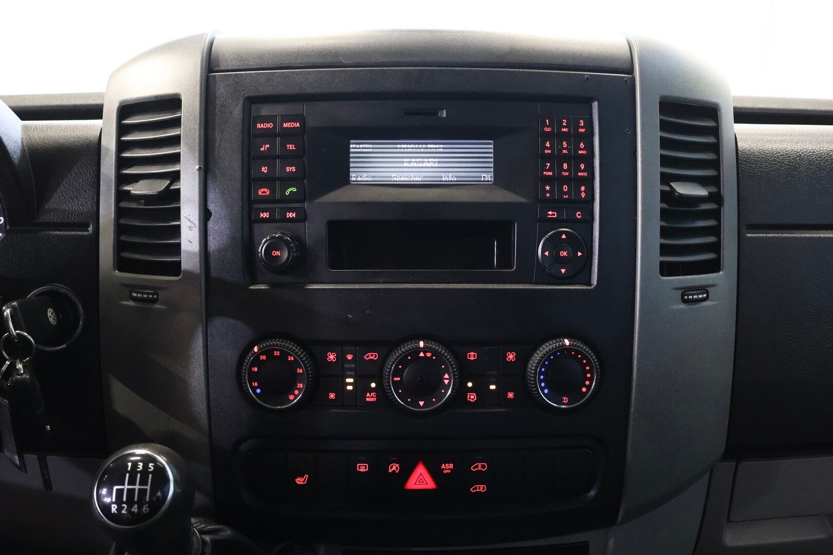 Volkswagen Crafter 2015 35 Kombi 2,0 TDI 120 kW, 3665, 2-0-0-0 - 9-p | CarSportin nahkasisusta! | Webasto | P. Kamera | Hihna vaihdettu 196tkm!  | B-kortilla ajettava! 