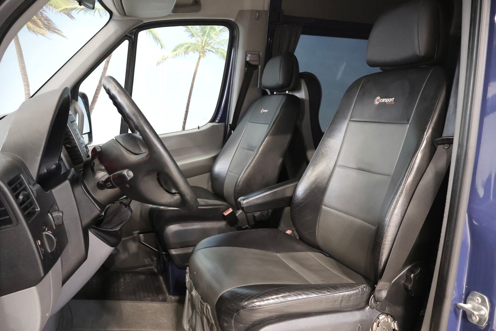Volkswagen Crafter 2015 35 Kombi 2,0 TDI 120 kW, 3665, 2-0-0-0 - 9-p | CarSportin nahkasisusta! | Webasto | P. Kamera | Hihna vaihdettu 196tkm!  | B-kortilla ajettava! 