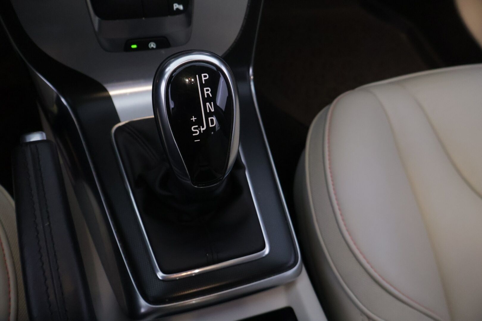 Volvo V40 Cross Country 2015 D2 Ocean Race Business aut - Suomi-auto | PA-lämmitin | Tutka takana | Vaaleat nahat | Jakohihna juuri tehty! | High Performance Audio | Digimittaristo