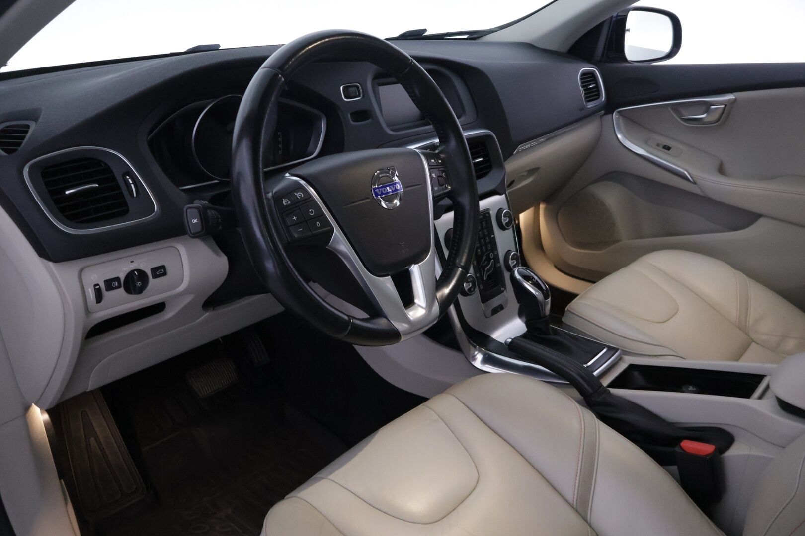 Volvo V40 Cross Country 2015 D2 Ocean Race Business aut - Suomi-auto | PA-lämmitin | Tutka takana | Vaaleat nahat | Jakohihna juuri tehty! | High Performance Audio | Digimittaristo
