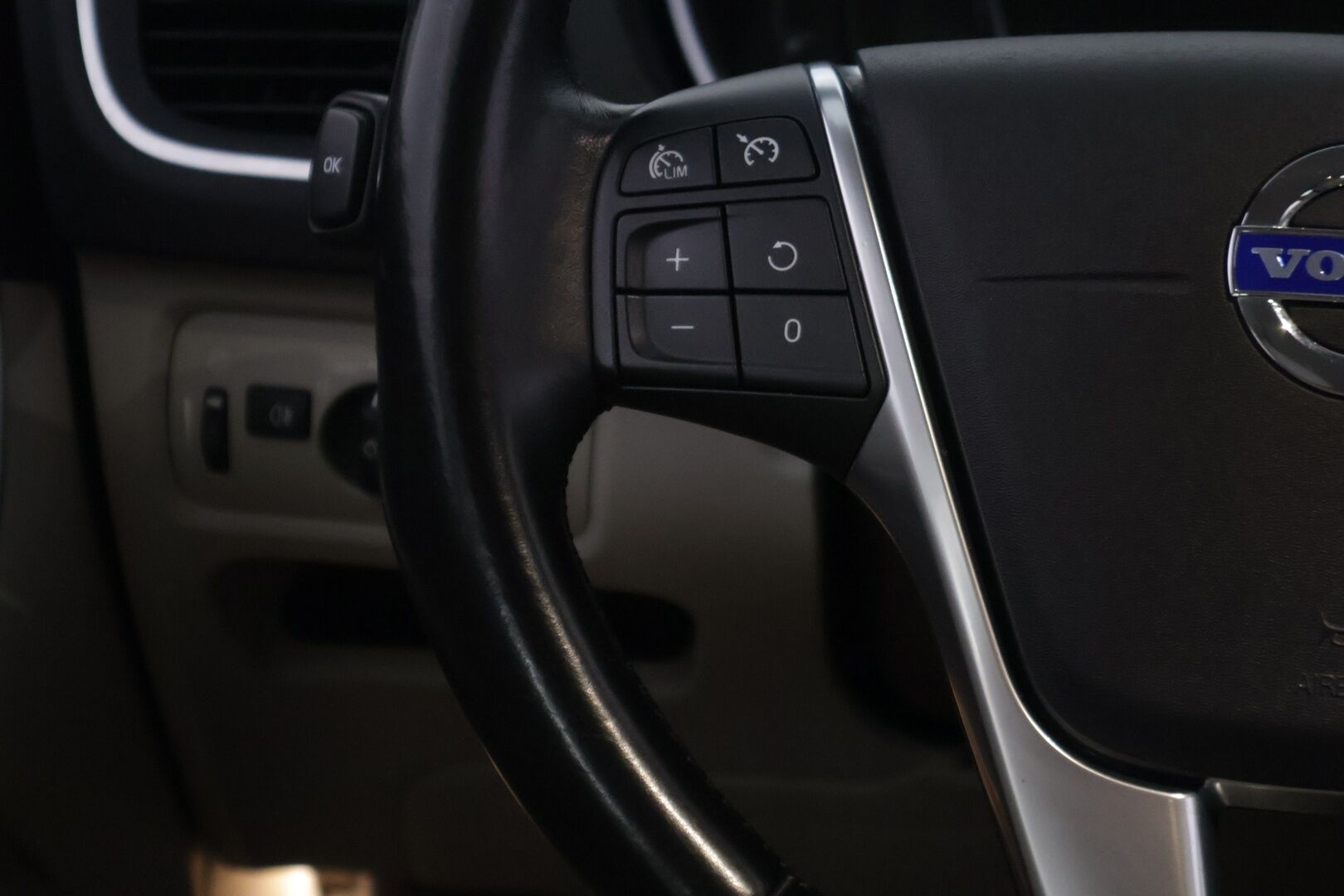 Volvo V40 Cross Country 2015 D2 Ocean Race Business aut - Suomi-auto | PA-lämmitin | Tutka takana | Vaaleat nahat | Jakohihna juuri tehty! | High Performance Audio | Digimittaristo