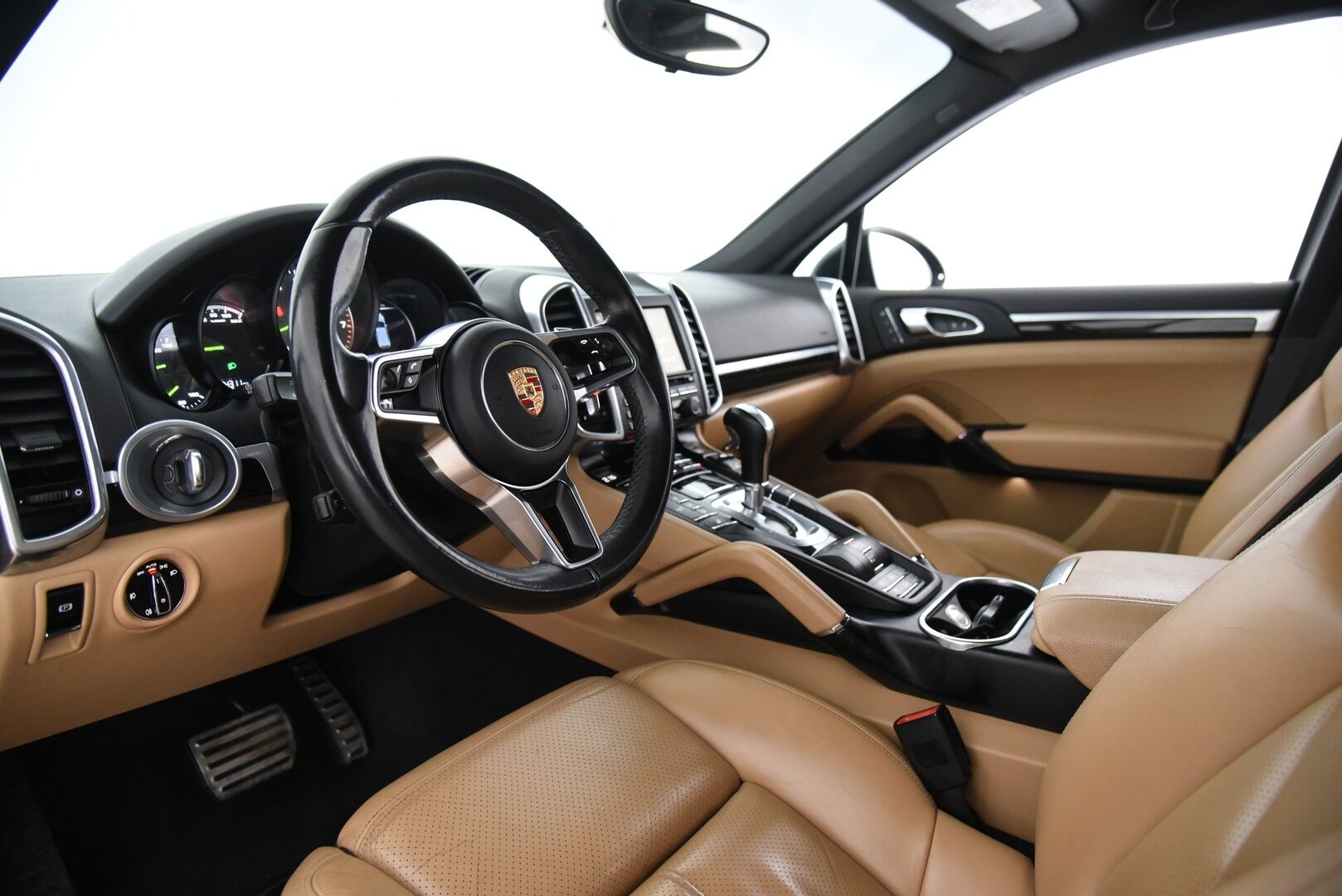 Porsche Cayenne 2015 S E-hybrid / Suomi-auto / Vetokoukku / PASM / 12-istuimet / Vaaleat nahat - 2x renkaat / Huoltokirja - HULLUT AVAJAISHULINAT KORKOTARJOUS 3,29 %