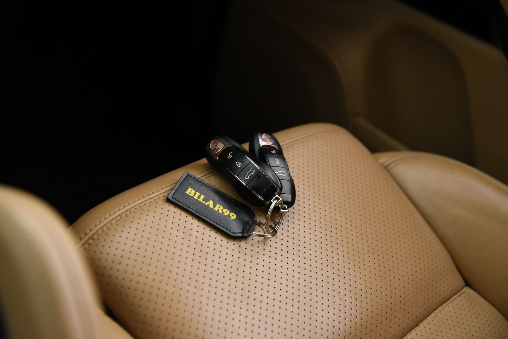 Porsche Cayenne 2015 S E-hybrid / Suomi-auto / Vetokoukku / PASM / 12-istuimet / Vaaleat nahat - 2x renkaat / Huoltokirja - HULLUT AVAJAISHULINAT KORKOTARJOUS 3,29 %