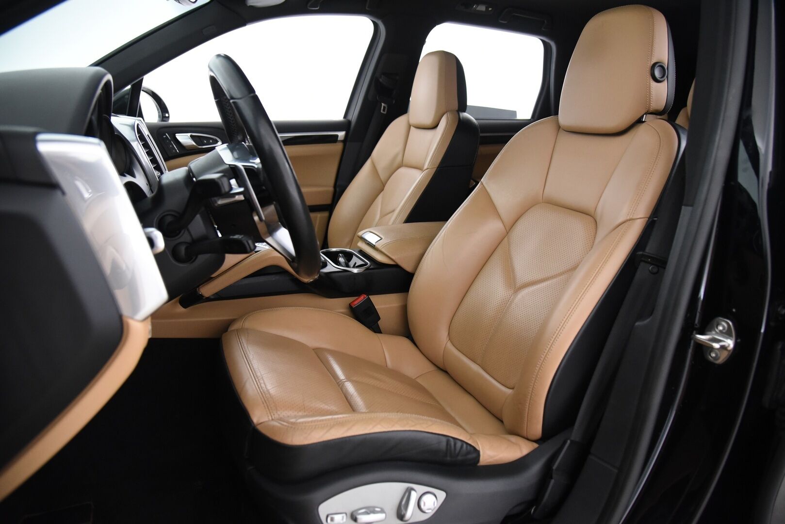 Porsche Cayenne 2015 S E-hybrid / Suomi-auto / Vetokoukku / PASM / 12-istuimet / Vaaleat nahat - 2x renkaat / Huoltokirja - HULLUT AVAJAISHULINAT KORKOTARJOUS 3,29 %