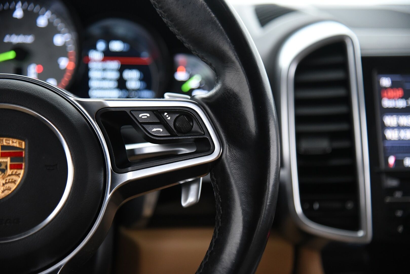 Porsche Cayenne 2015 S E-hybrid / Suomi-auto / Vetokoukku / PASM / 12-istuimet / Vaaleat nahat - 2x renkaat / Huoltokirja - HULLUT AVAJAISHULINAT KORKOTARJOUS 3,29 %