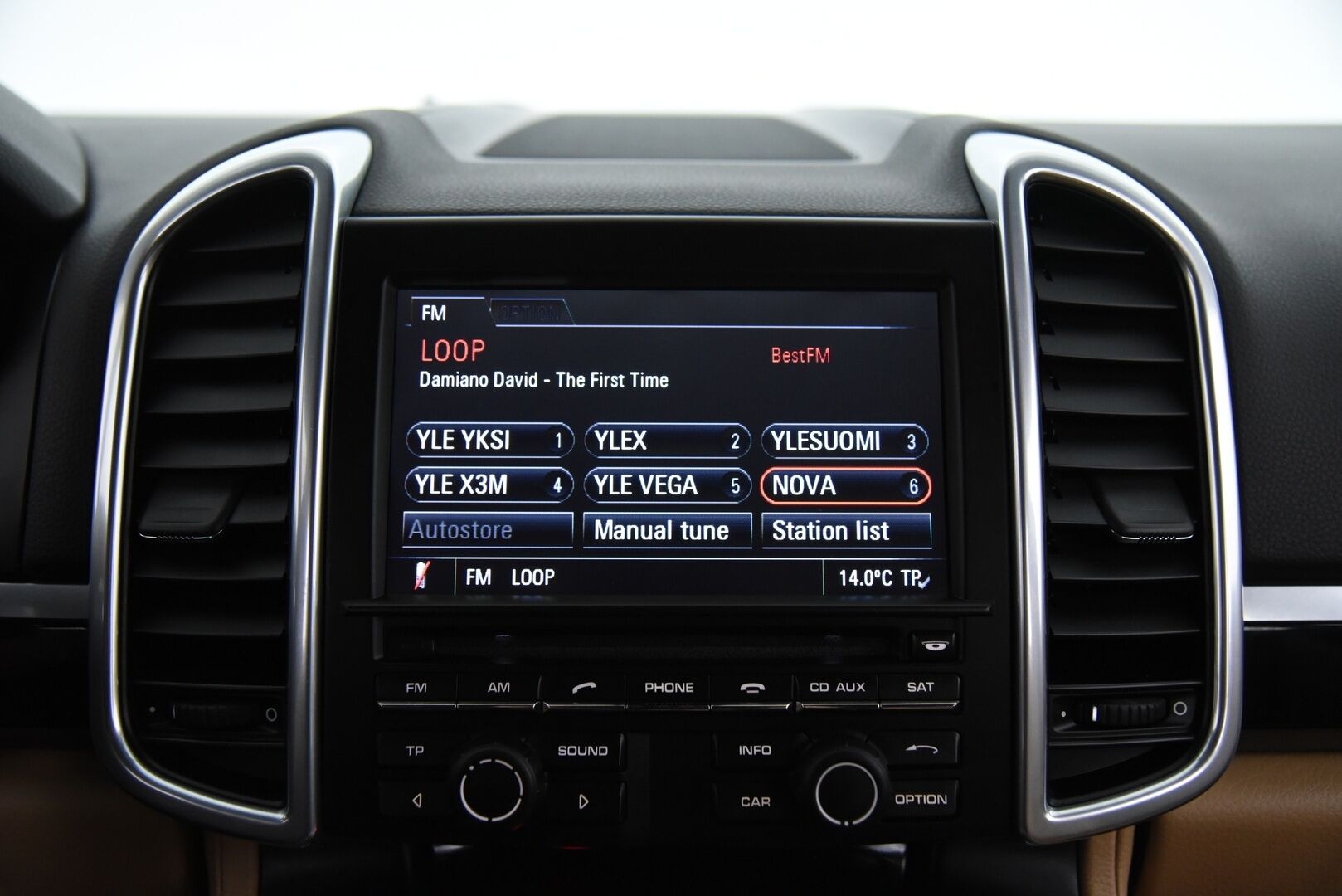 Porsche Cayenne 2015 S E-hybrid / Suomi-auto / Vetokoukku / PASM / 12-istuimet / Vaaleat nahat - 2x renkaat / Huoltokirja