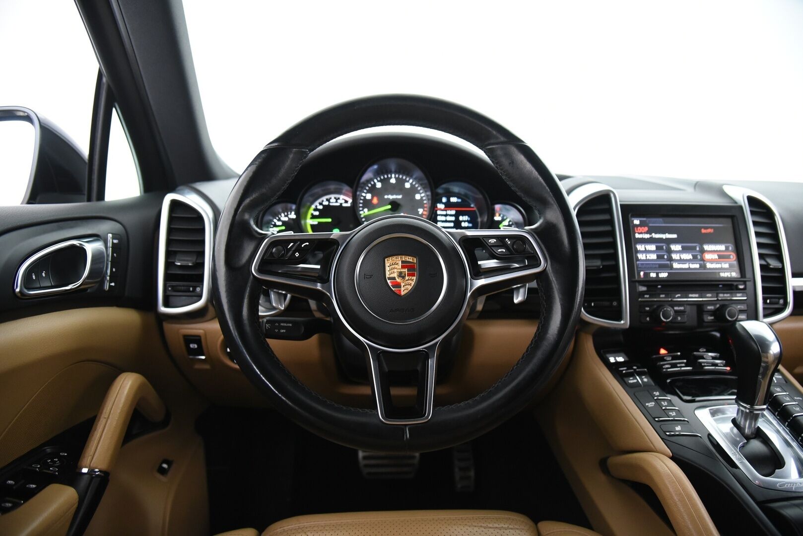 Porsche Cayenne 2015 S E-hybrid / Suomi-auto / Vetokoukku / PASM / 12-istuimet / Vaaleat nahat - 2x renkaat / Huoltokirja