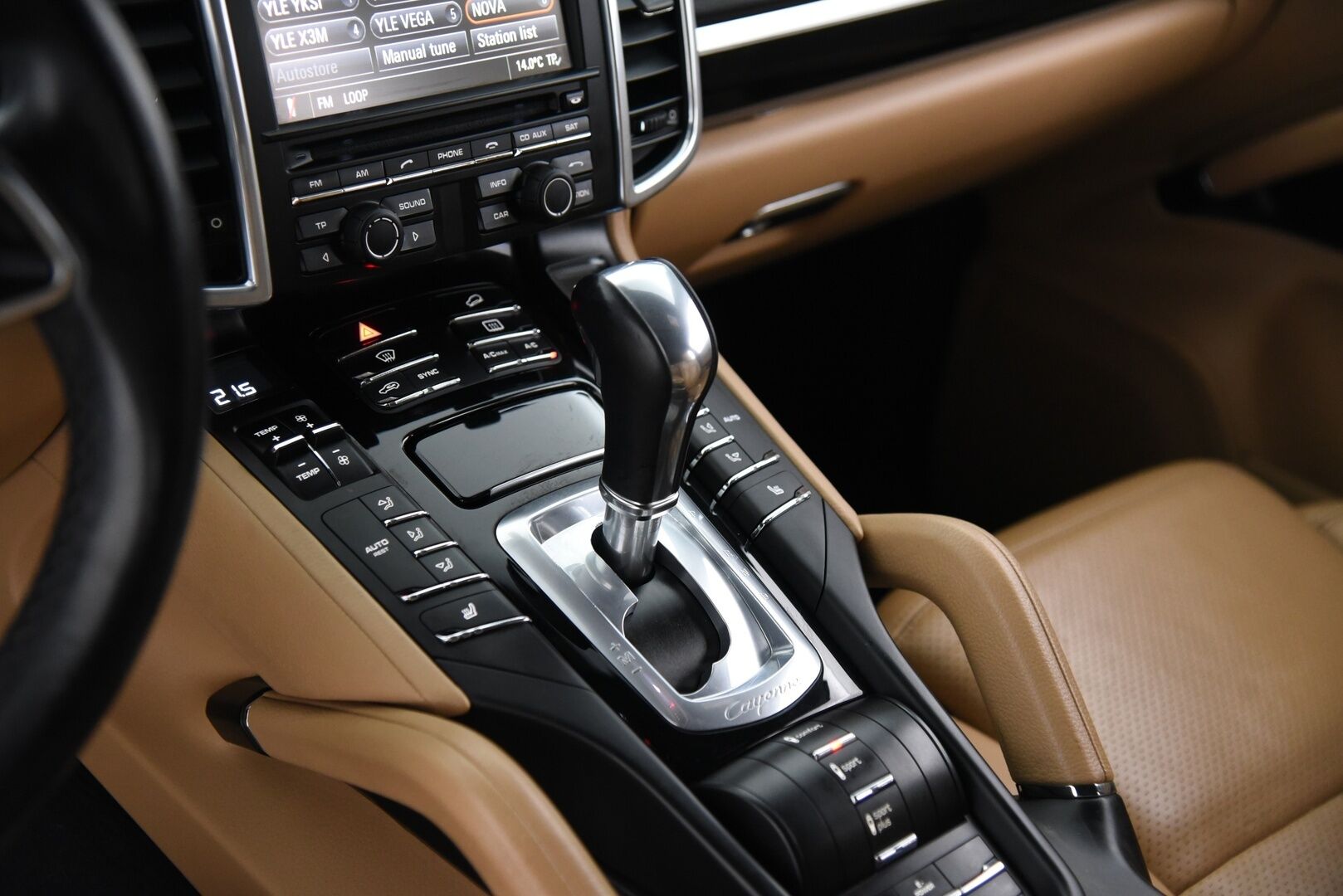 Porsche Cayenne 2015 S E-hybrid / Suomi-auto / Vetokoukku / PASM / 12-istuimet / Vaaleat nahat - 2x renkaat / Huoltokirja