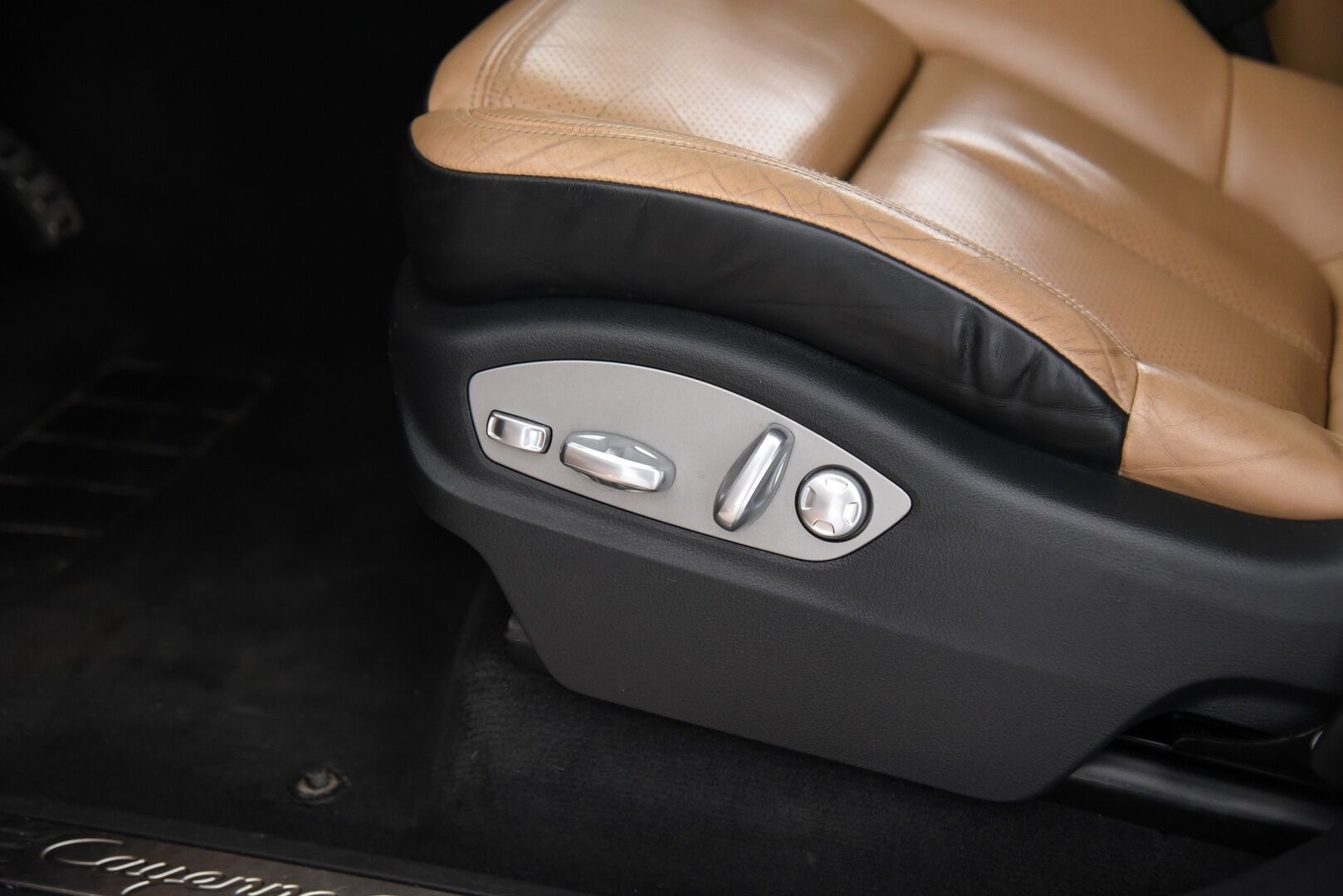 Porsche Cayenne 2015 S E-hybrid / Suomi-auto / Vetokoukku / PASM / 12-istuimet / Vaaleat nahat - 2x renkaat / Huoltokirja