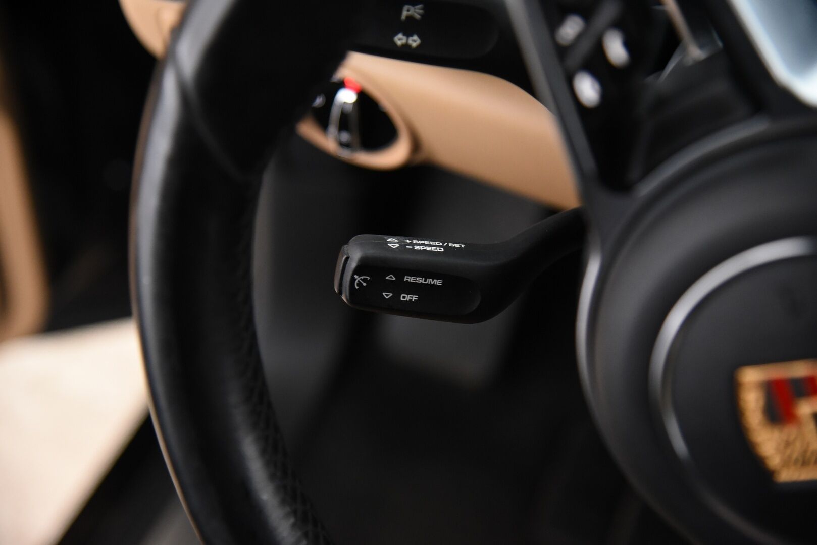 Porsche Cayenne 2015 S E-hybrid / Suomi-auto / Vetokoukku / PASM / 12-istuimet / Vaaleat nahat - 2x renkaat / Huoltokirja - HULLUT AVAJAISHULINAT KORKOTARJOUS 3,29 %