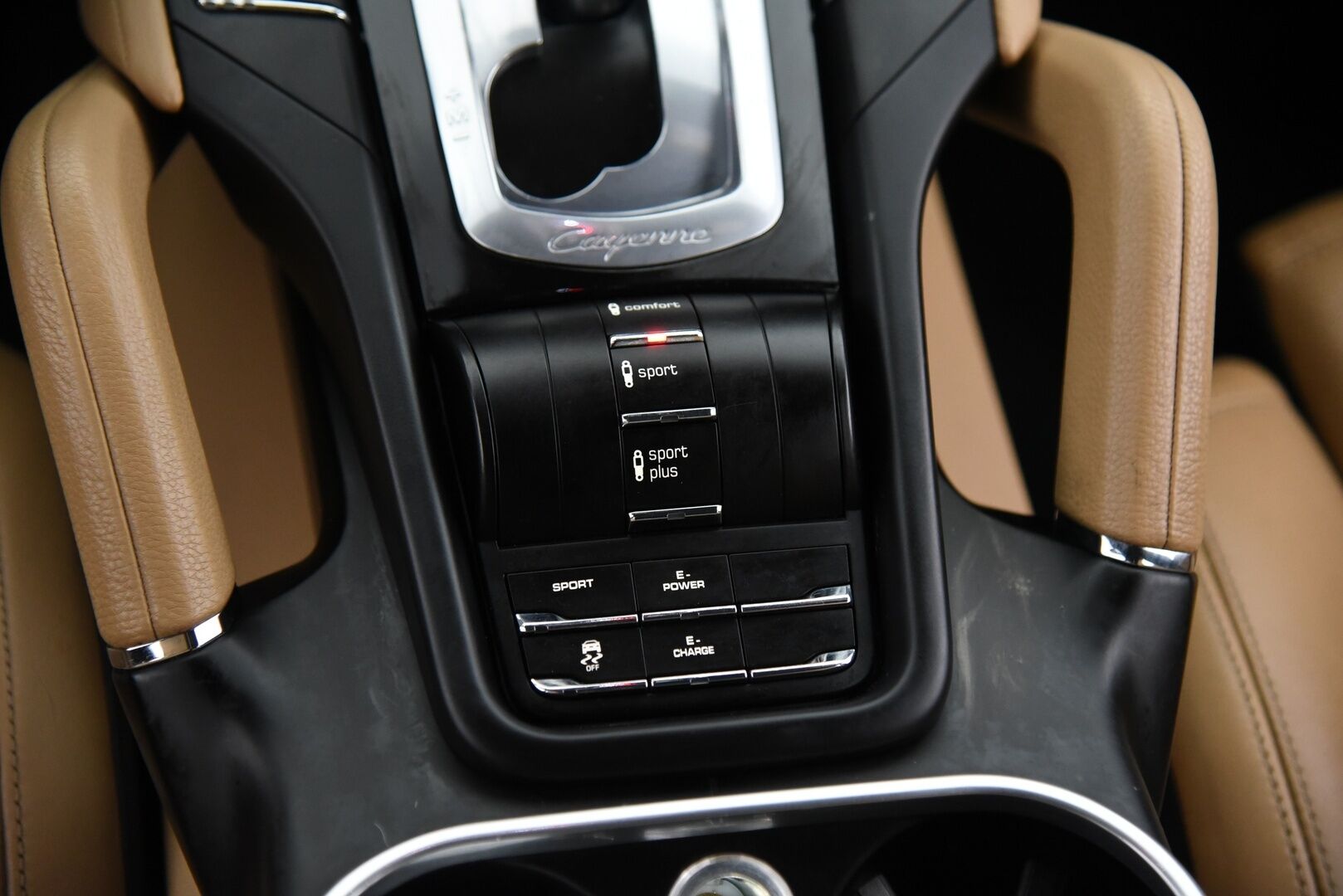 Porsche Cayenne 2015 S E-hybrid / Suomi-auto / Vetokoukku / PASM / 12-istuimet / Vaaleat nahat - 2x renkaat / Huoltokirja - HULLUT AVAJAISHULINAT KORKOTARJOUS 3,29 %