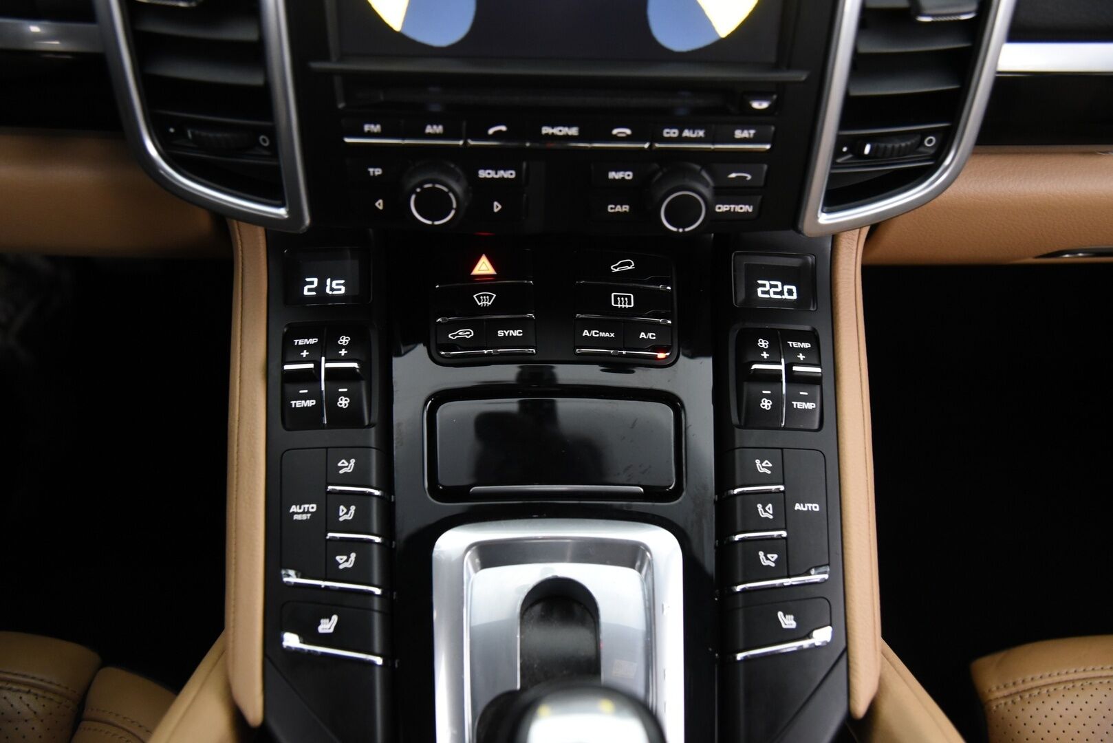 Porsche Cayenne 2015 S E-hybrid / Suomi-auto / Vetokoukku / PASM / 12-istuimet / Vaaleat nahat - 2x renkaat / Huoltokirja