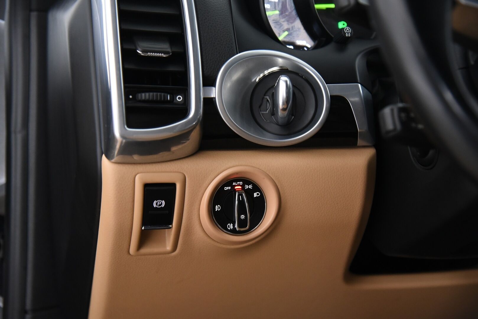 Porsche Cayenne 2015 S E-hybrid / Suomi-auto / Vetokoukku / PASM / 12-istuimet / Vaaleat nahat - 2x renkaat / Huoltokirja