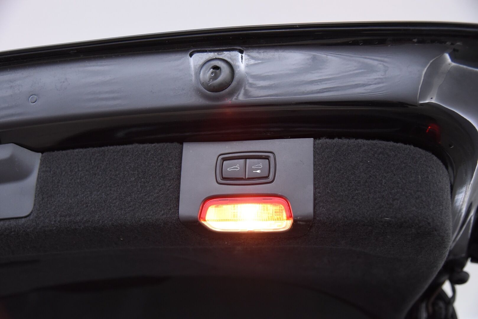 Porsche Cayenne 2015 S E-hybrid / Suomi-auto / Vetokoukku / PASM / 12-istuimet / Vaaleat nahat - 2x renkaat / Huoltokirja
