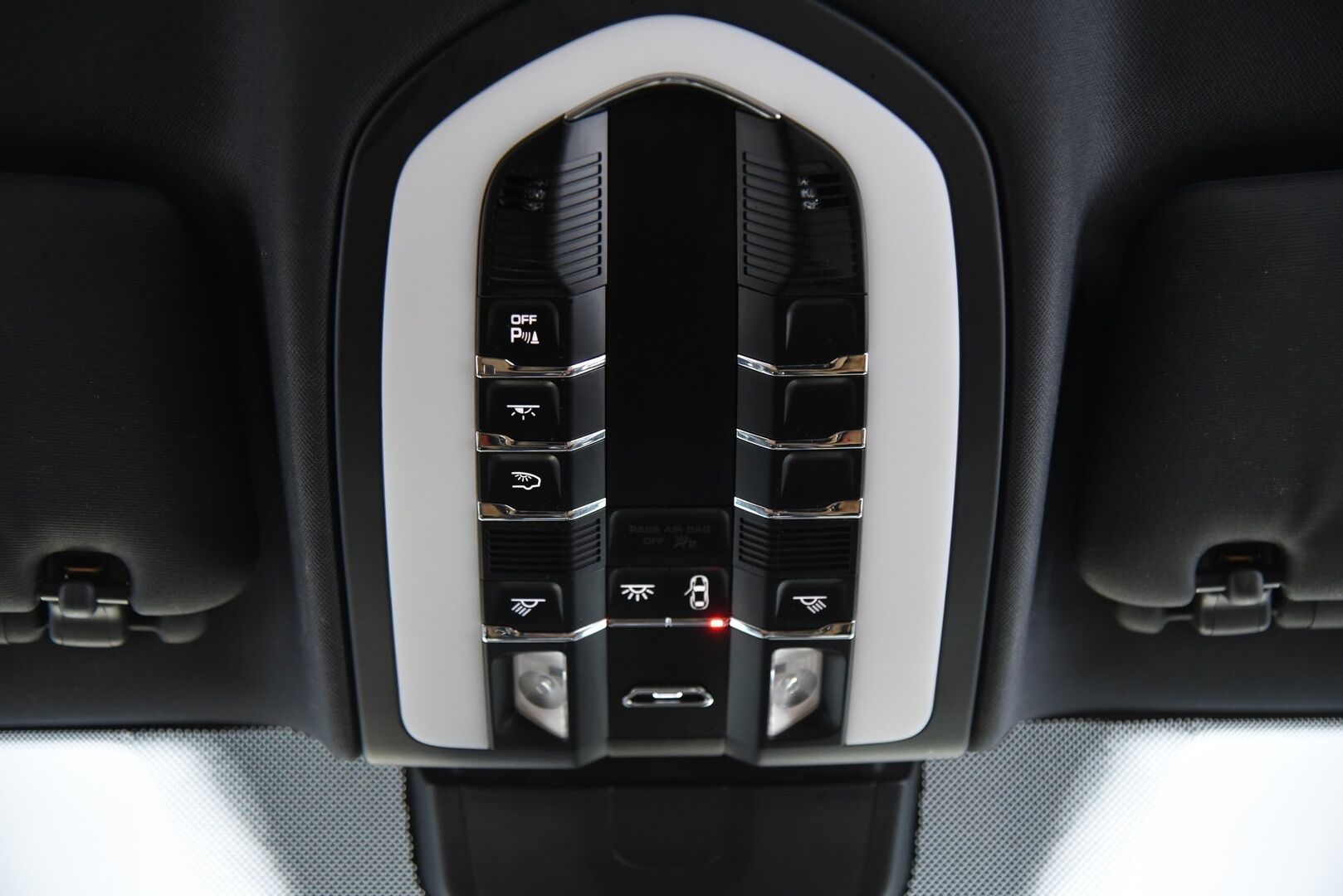 Porsche Cayenne 2015 S E-hybrid / Suomi-auto / Vetokoukku / PASM / 12-istuimet / Vaaleat nahat - 2x renkaat / Huoltokirja