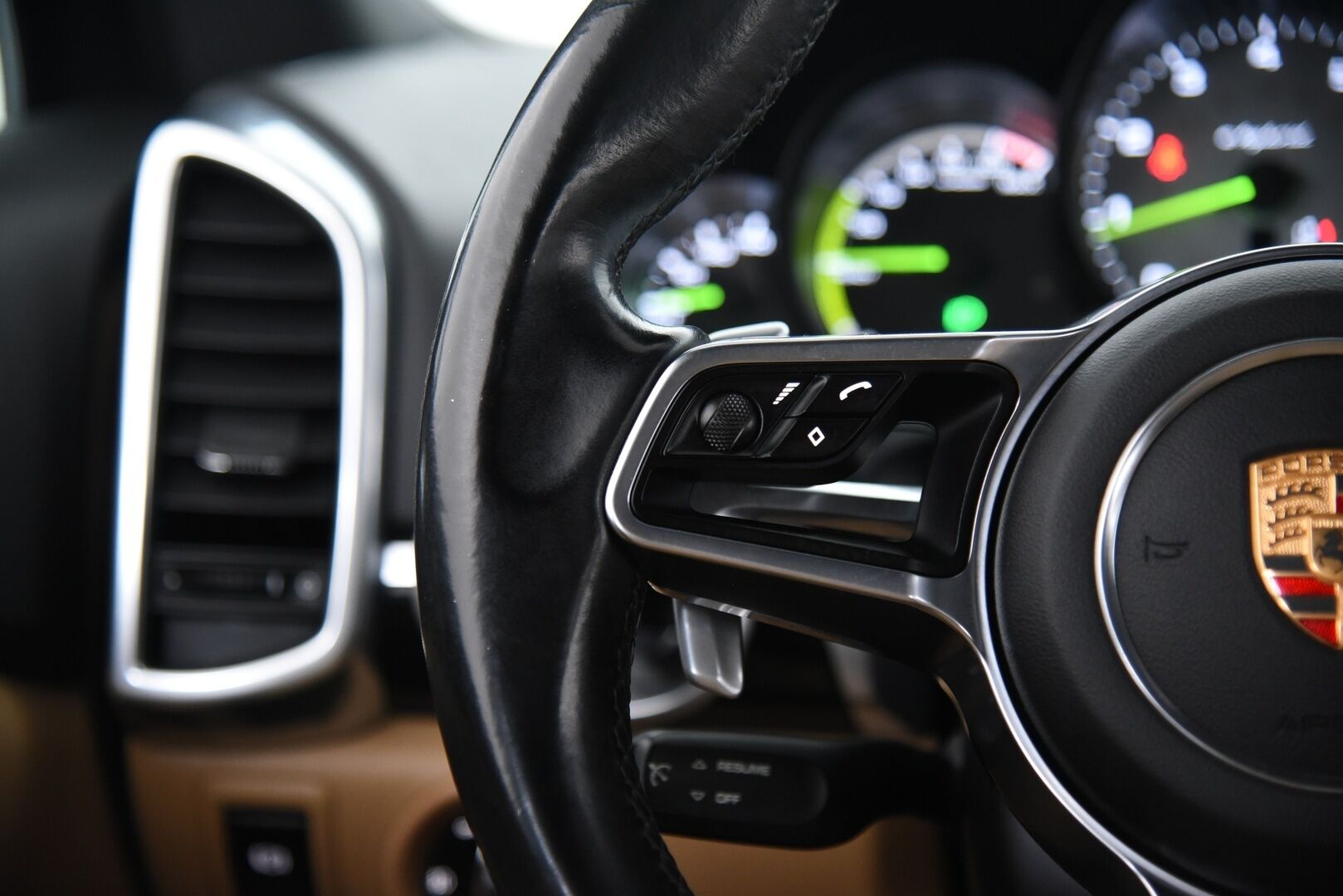 Porsche Cayenne 2015 S E-hybrid / Suomi-auto / Vetokoukku / PASM / 12-istuimet / Vaaleat nahat - 2x renkaat / Huoltokirja - HULLUT AVAJAISHULINAT KORKOTARJOUS 3,29 %