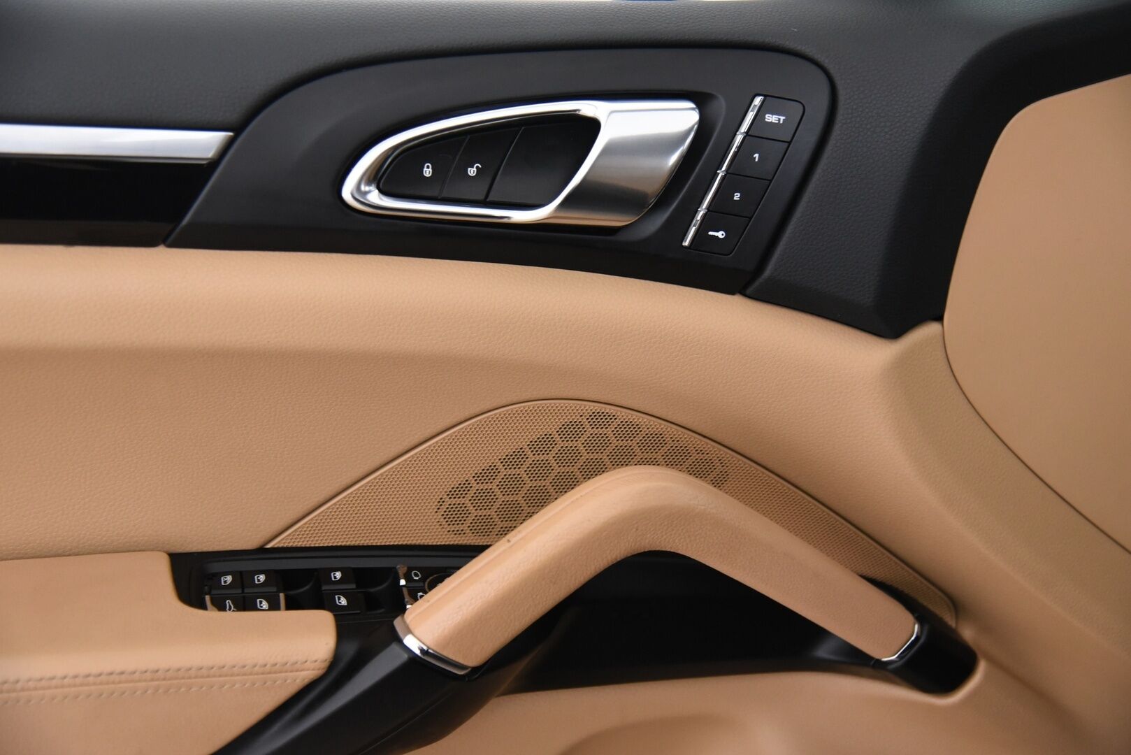 Porsche Cayenne 2015 S E-hybrid / Suomi-auto / Vetokoukku / PASM / 12-istuimet / Vaaleat nahat - 2x renkaat / Huoltokirja