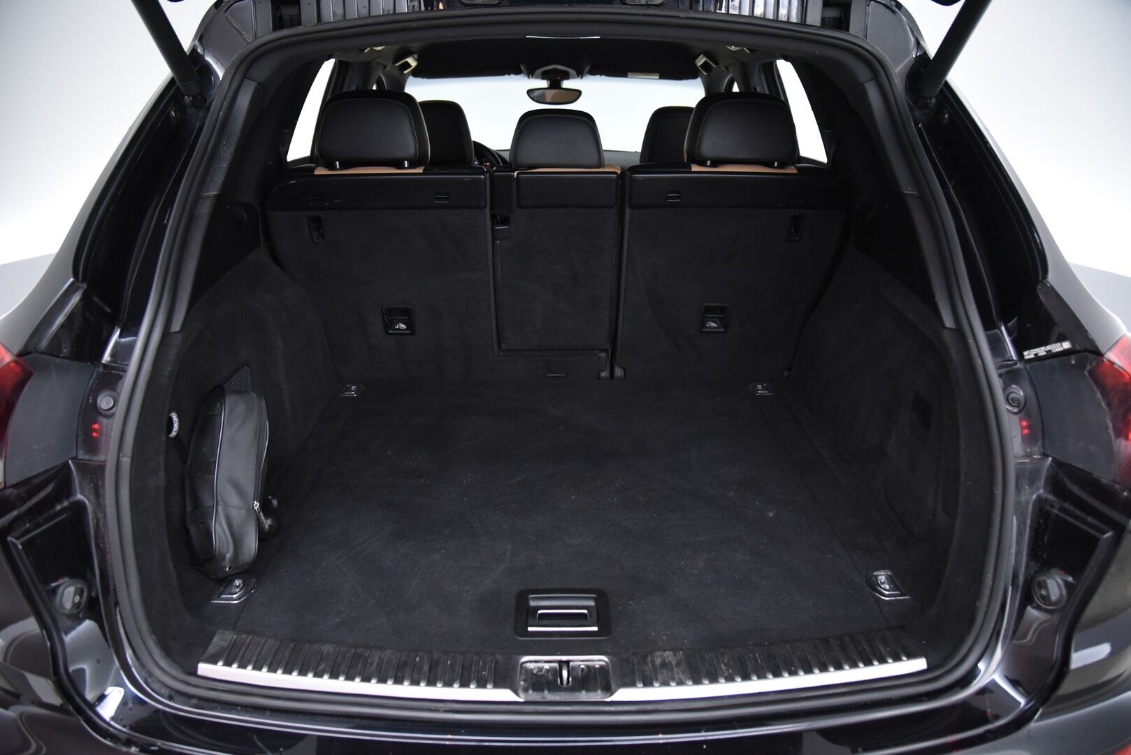 Porsche Cayenne 2015 S E-hybrid / Suomi-auto / Vetokoukku / PASM / 12-istuimet / Vaaleat nahat - 2x renkaat / Huoltokirja