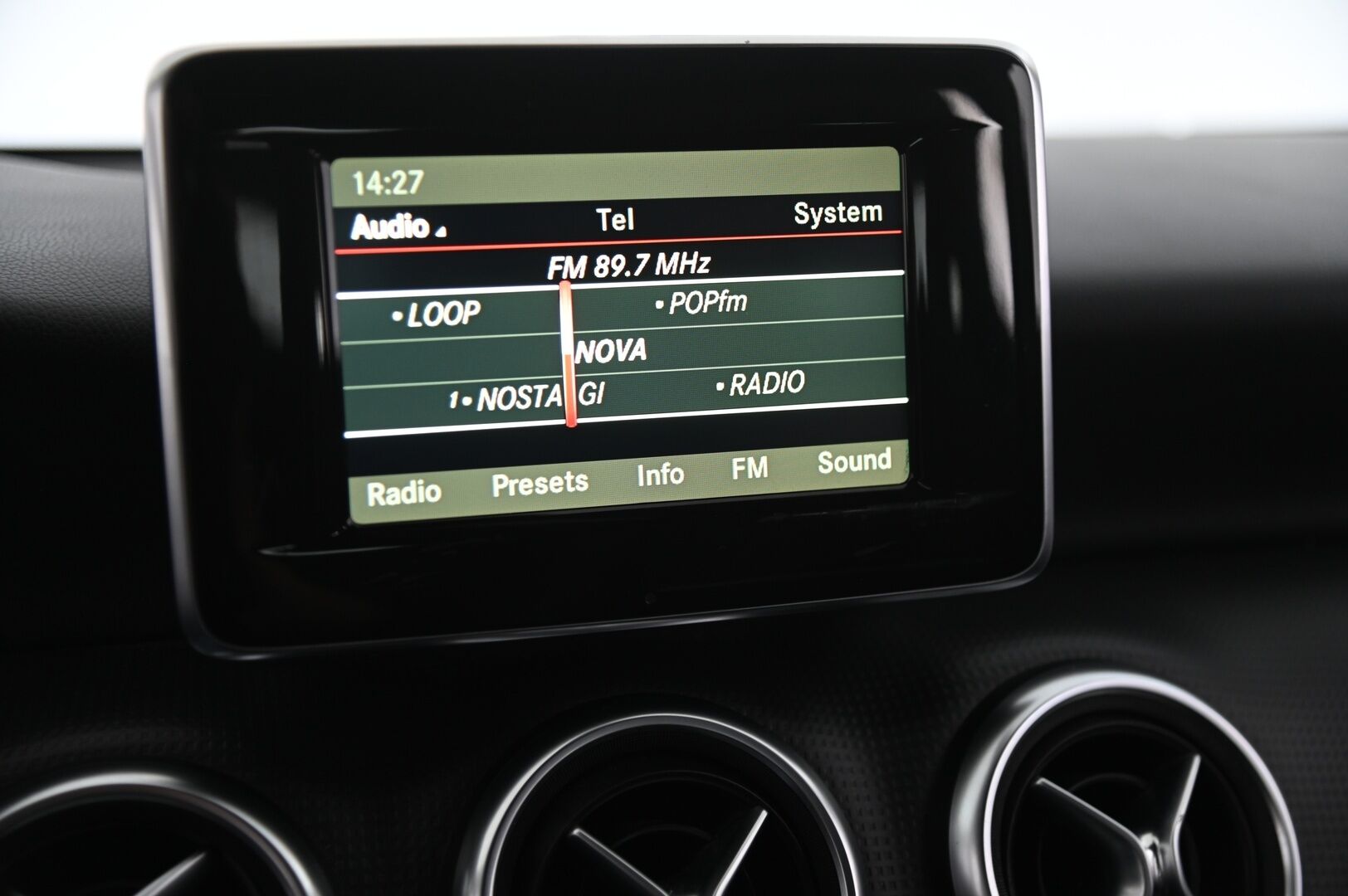 Mercedes-Benz A 2015 180 BE A Premium Business - Peruutuskamera | Lohkolämmitin | Vakionopeudensäädin | Vetokoukku | Xenon | Suomi-auto | 2x Renkaat Alumiinivanteilla