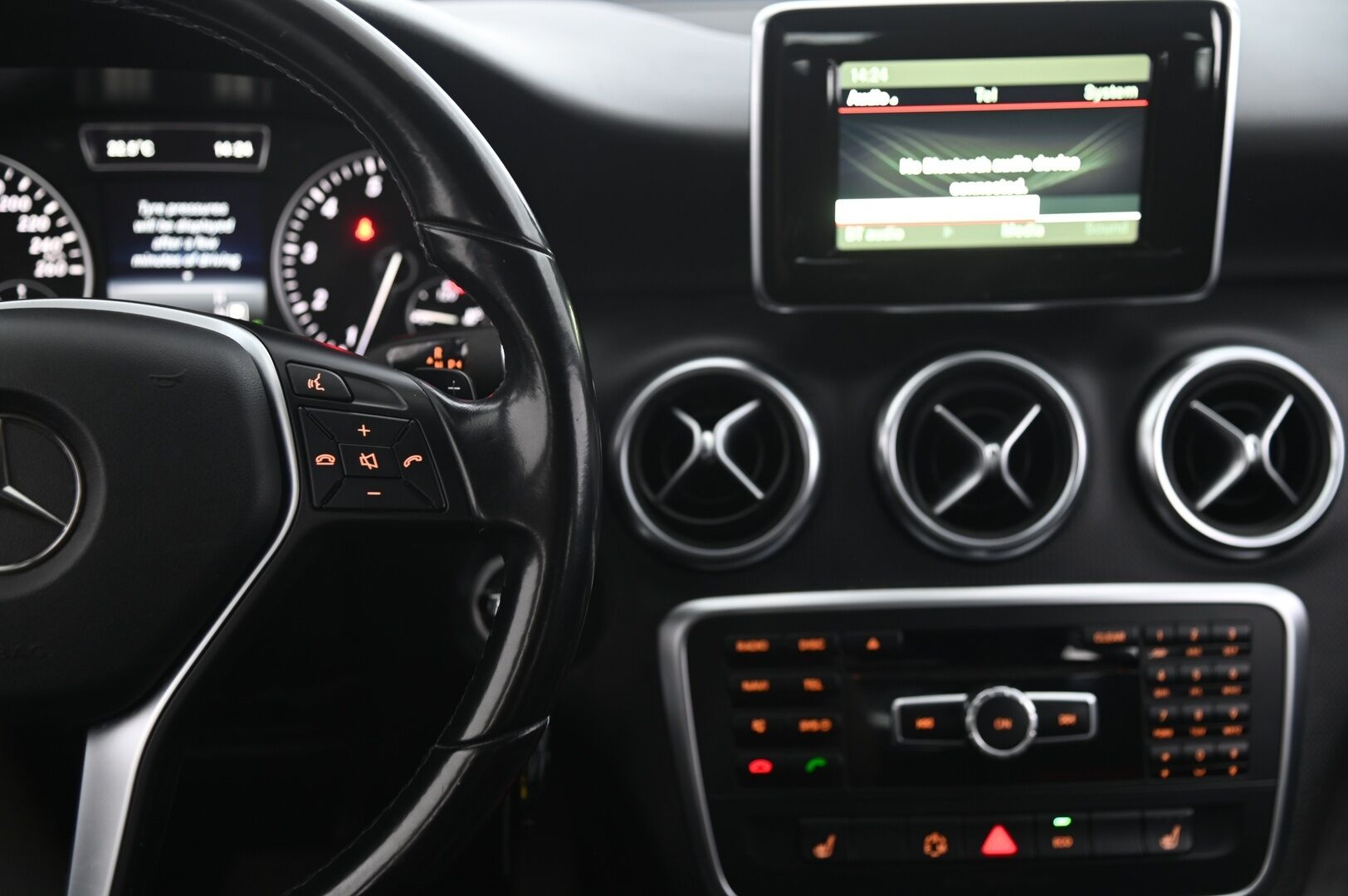 Mercedes-Benz A 2015 180 BE A Premium Business - Peruutuskamera | Lohkolämmitin | Vakionopeudensäädin | Vetokoukku | Xenon | Suomi-auto | 2x Renkaat Alumiinivanteilla