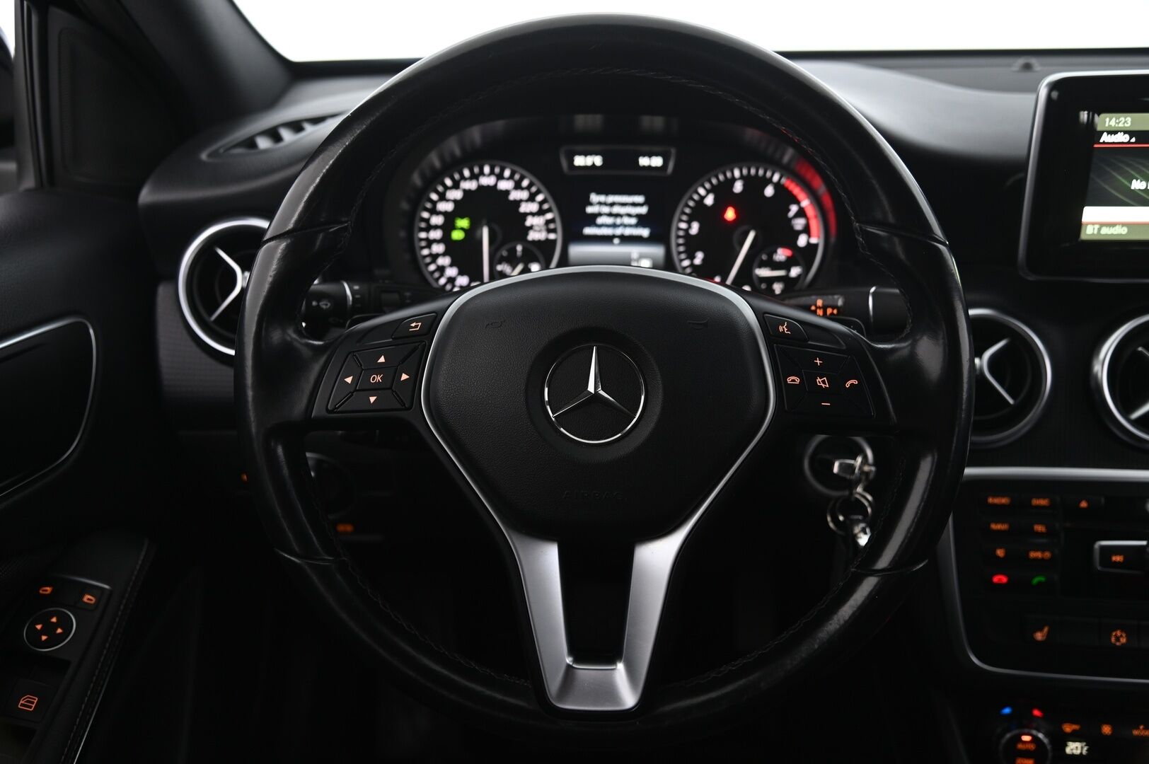 Mercedes-Benz A 2015 180 BE A Premium Business - Peruutuskamera | Lohkolämmitin | Vakionopeudensäädin | Vetokoukku | Xenon | Suomi-auto | 2x Renkaat Alumiinivanteilla