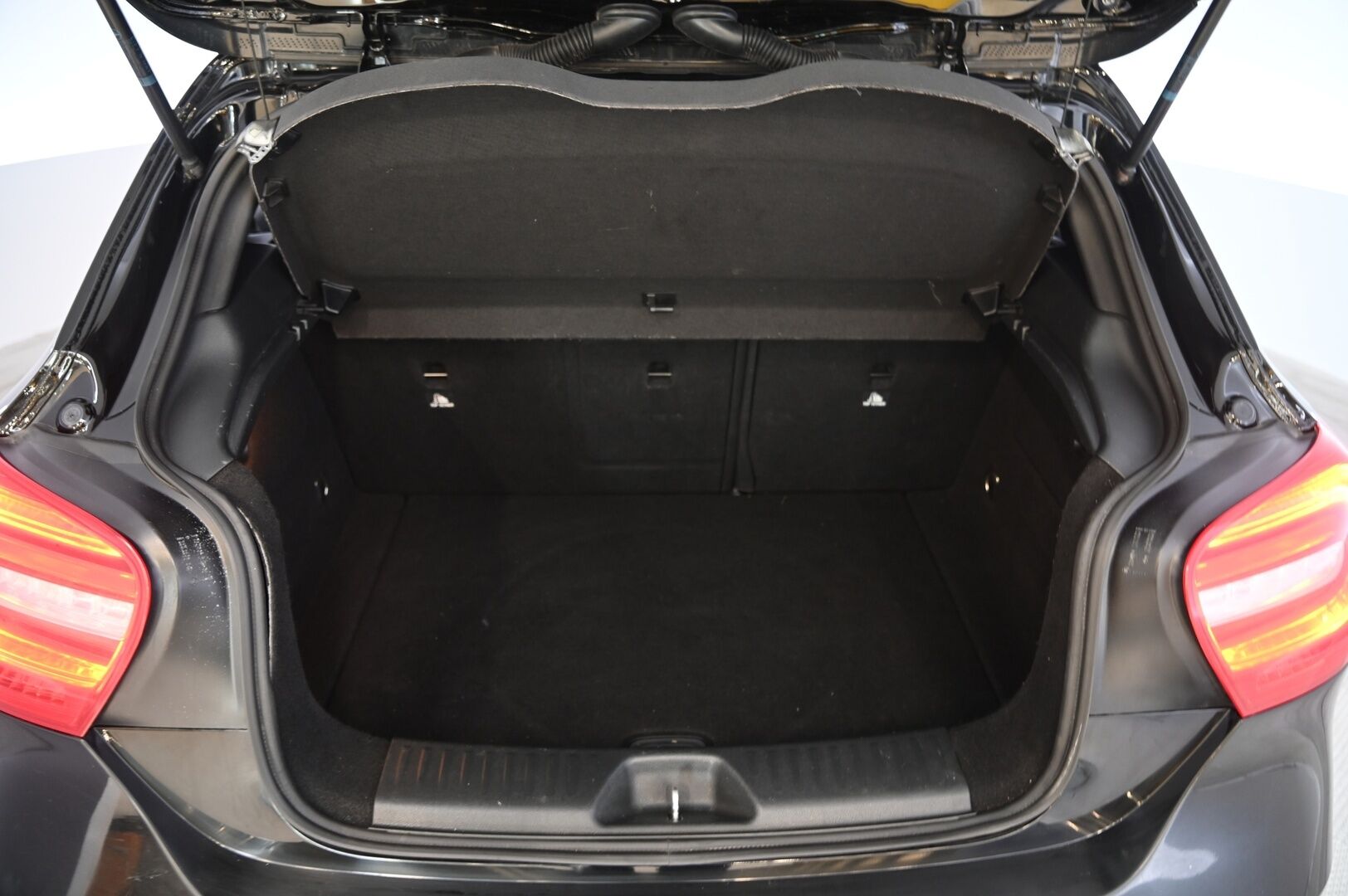 Mercedes-Benz A 2015 180 BE A Premium Business - Peruutuskamera | Lohkolämmitin | Vakionopeudensäädin | Vetokoukku | Xenon | Suomi-auto | 2x Renkaat Alumiinivanteilla
