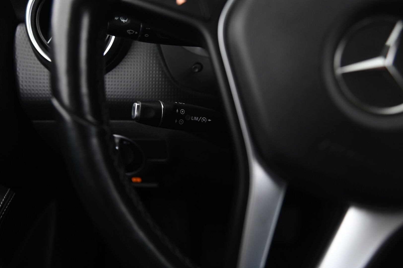 Mercedes-Benz A 2015 180 BE A Premium Business - Peruutuskamera | Lohkolämmitin | Vakionopeudensäädin | Vetokoukku | Xenon | Suomi-auto | 2x Renkaat Alumiinivanteilla