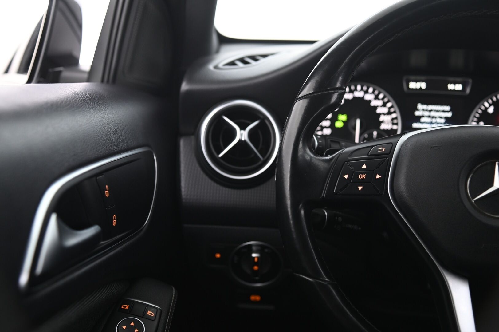 Mercedes-Benz A 2015 180 BE A Premium Business - Peruutuskamera | Lohkolämmitin | Vakionopeudensäädin | Vetokoukku | Xenon | Suomi-auto | 2x Renkaat Alumiinivanteilla